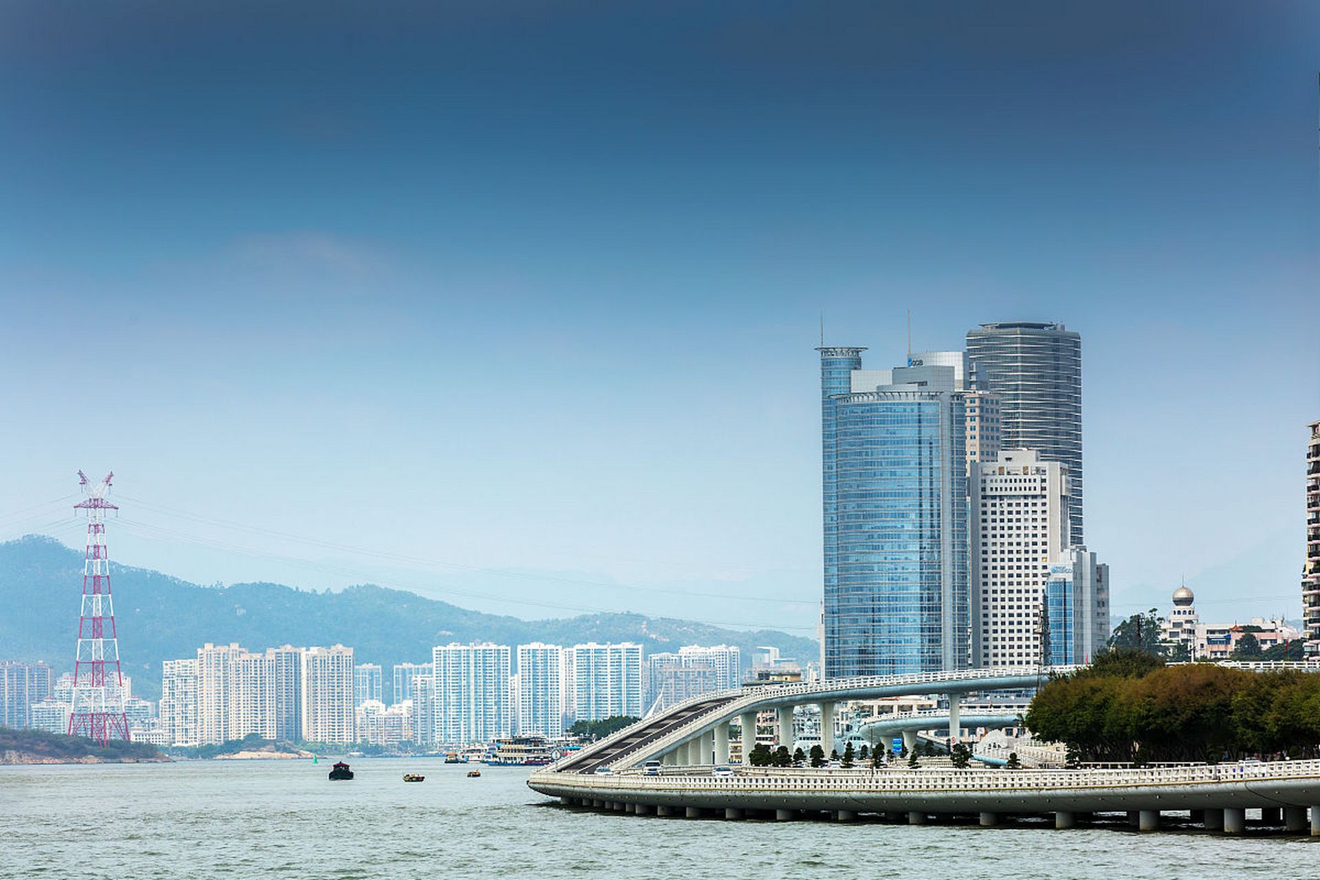 中国最干净的十座城市: 第一名:厦门 第二名:大连 第三名:青岛 第四名