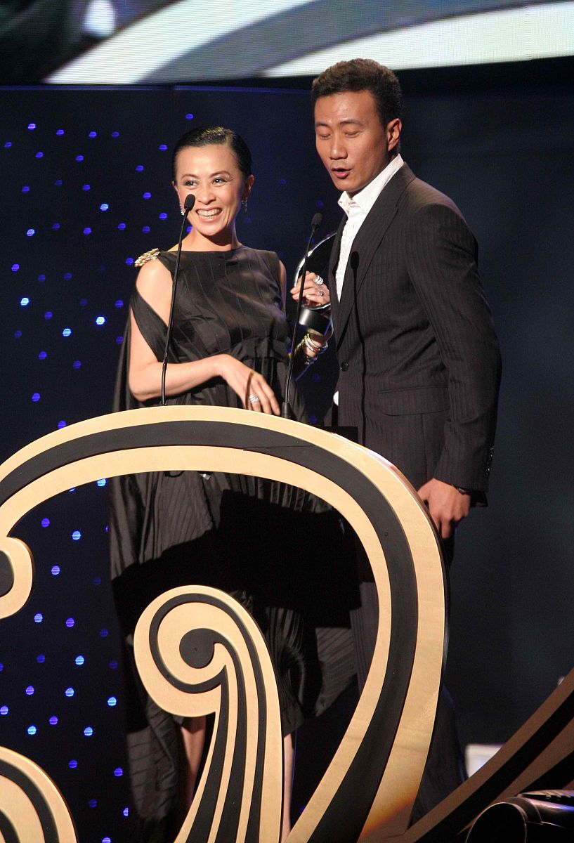 刘嘉玲与胡军儿子合影,长成大小伙挺帅气,还有个有钱有名干妈