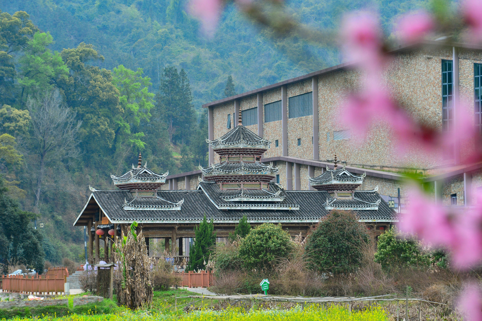 江华县位于湖南省南部,拥有瑶都古城,阳华岩和瑶族风情园等三大旅游