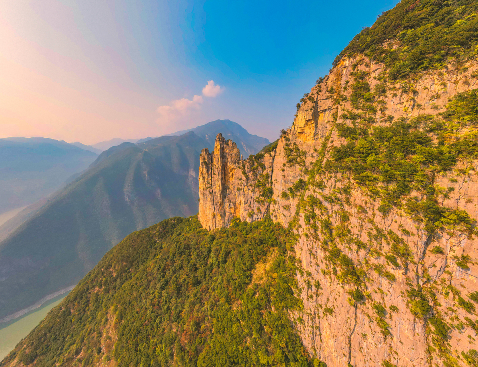 绿水青山的美丽给人们带来的幸福感和愉悦感.