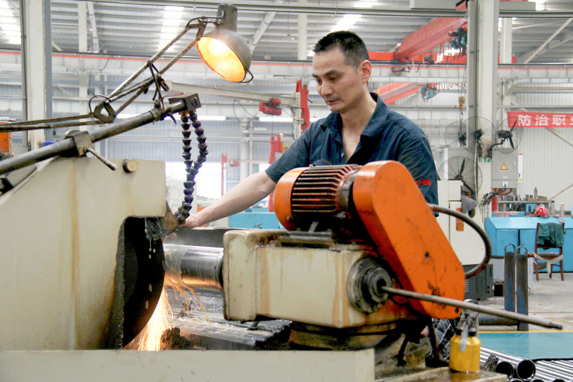 80后工厂打螺丝人的现状,每天起早贪黑,月底6000元到手,却不敢像90后