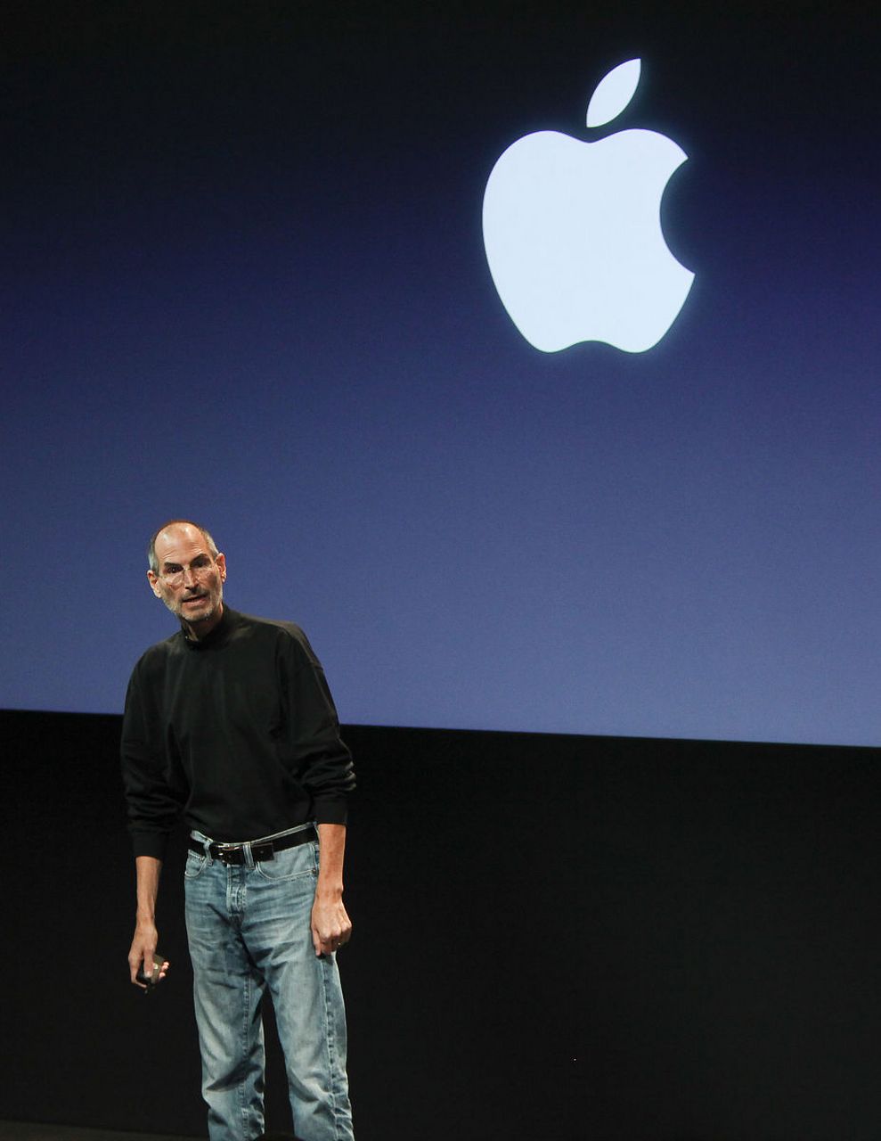 在这个特殊的日子里,苹果现任ceo蒂姆·库克在社交媒体上发文怀念这位