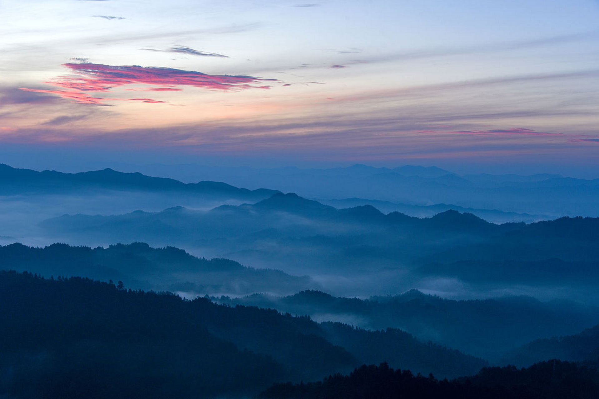 连绵山峦图片