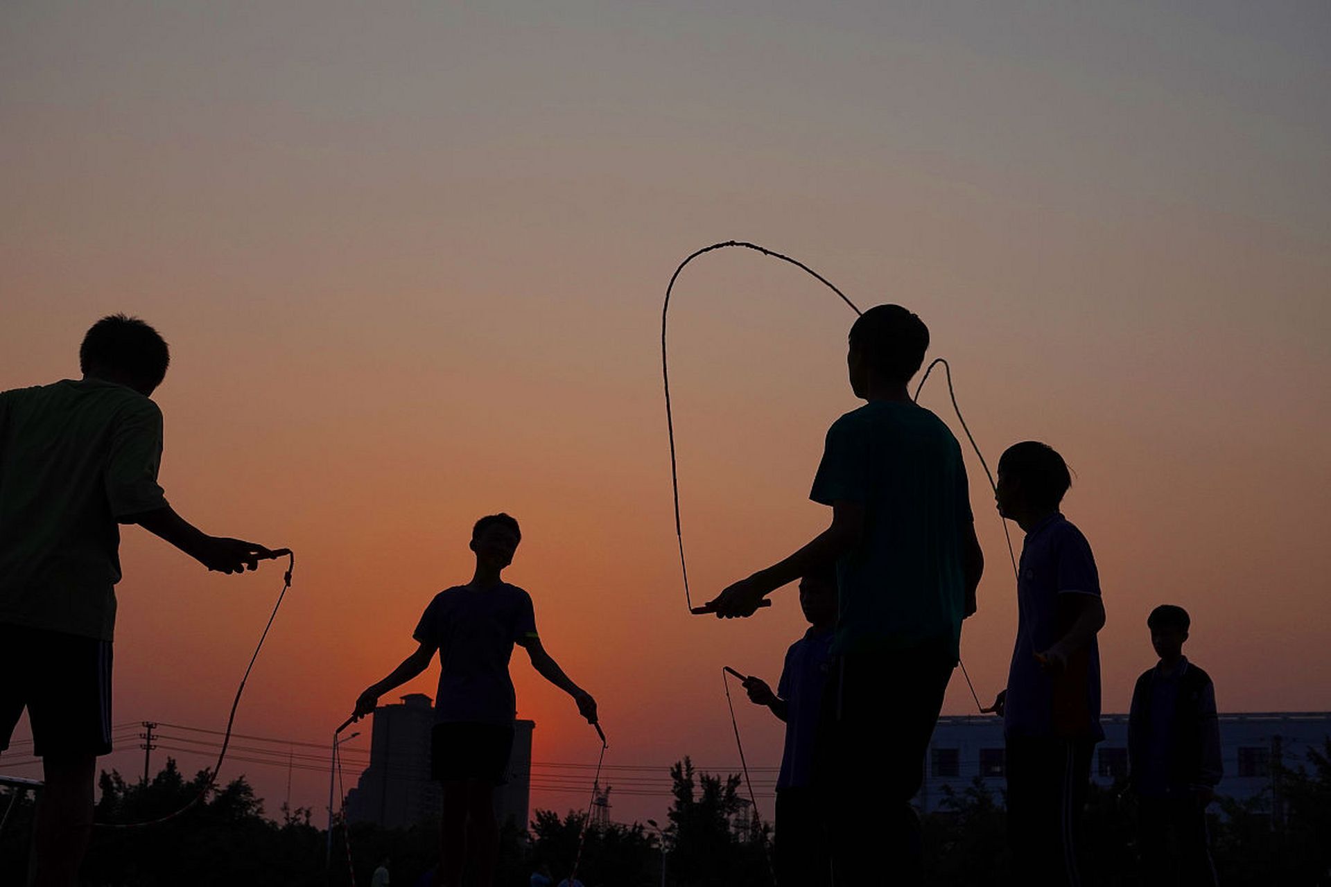 以下是在家中进行跳绳训练的一些建议:  1.