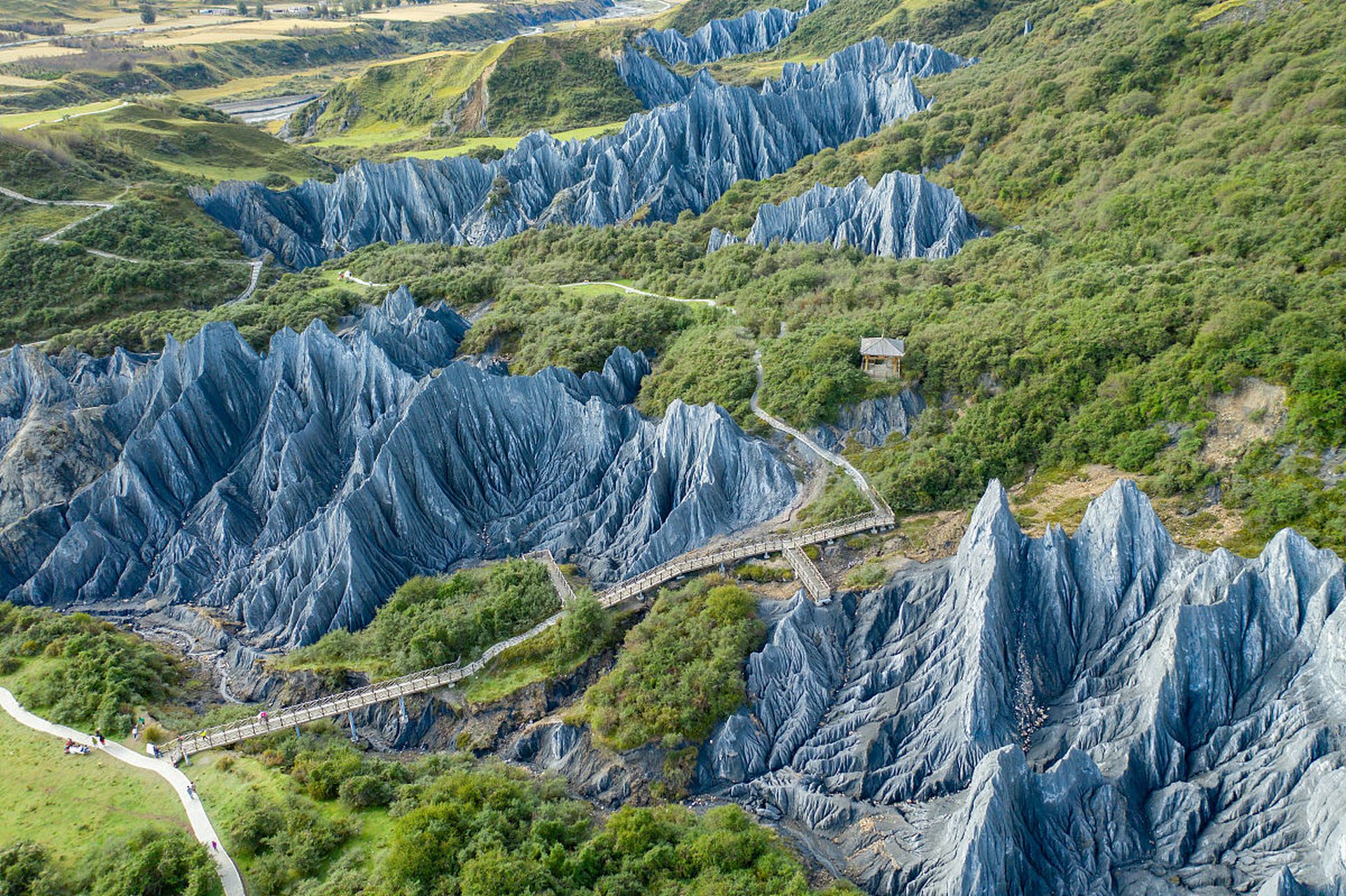墨石公园位于风景秀丽的山脚下,是一个迷人的旅游胜地.游览公园,你会