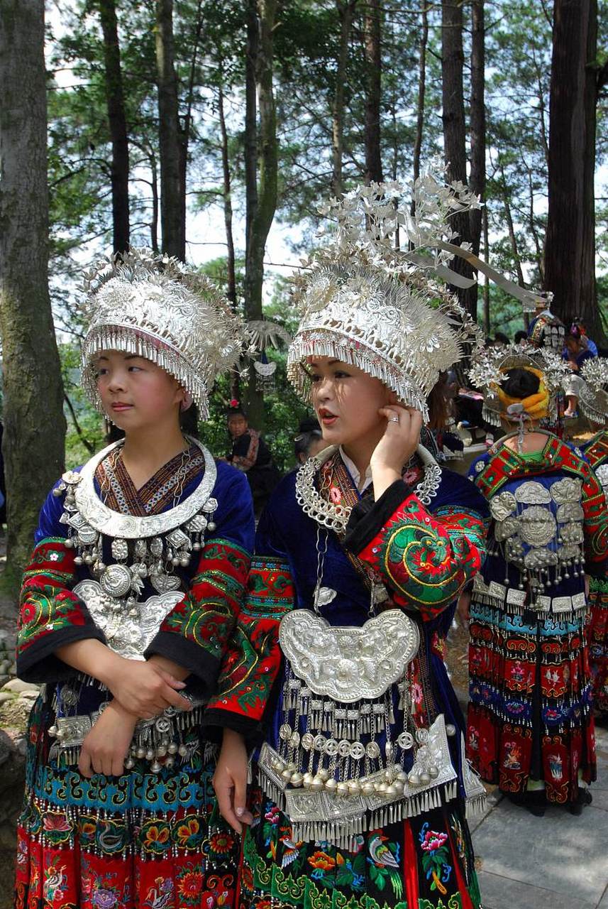 她们以歌会友,以舞传情,展现出苗族文化的独特魅力.