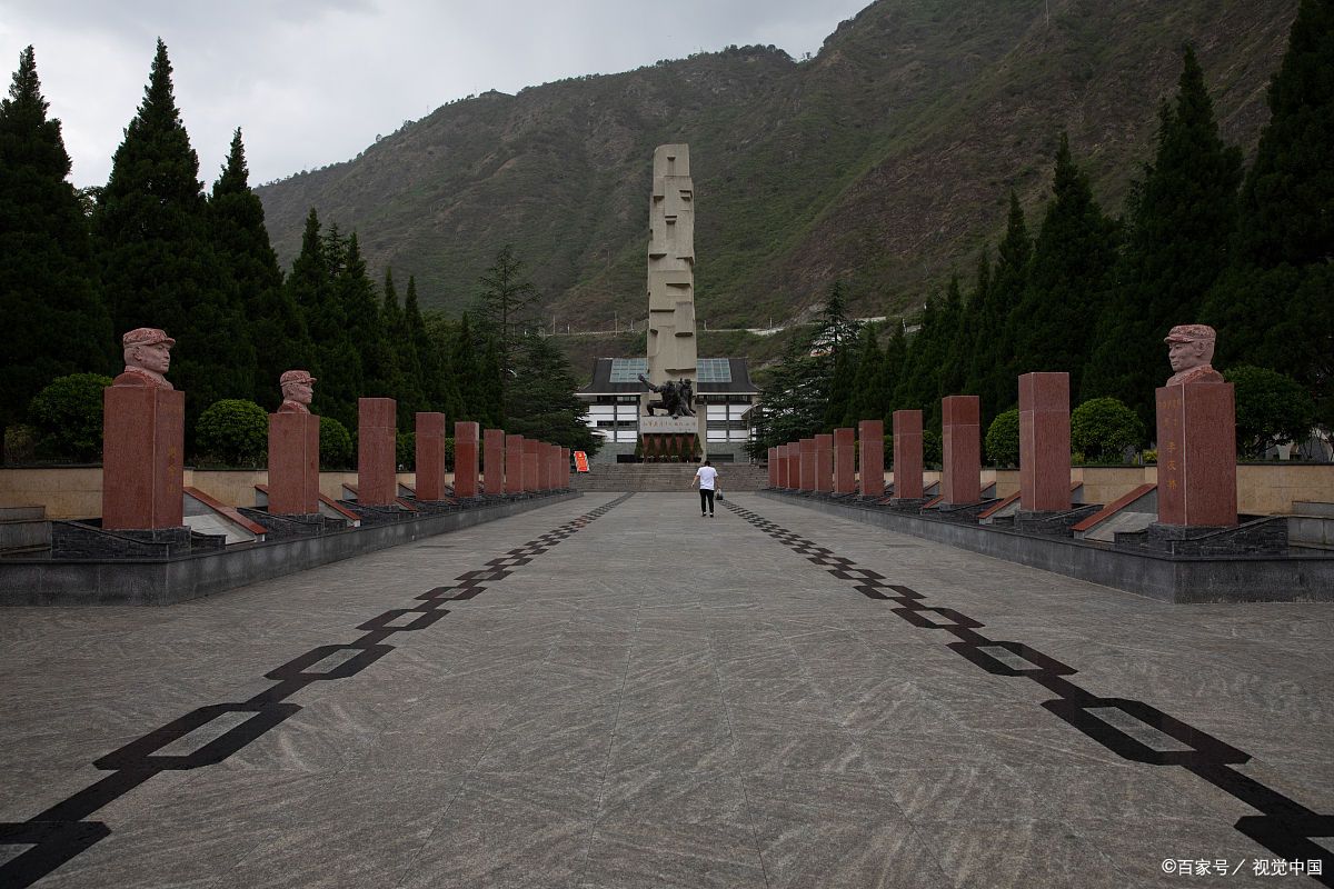 那个动荡不安的年代,中国工农红军面对重重险阻,毅然决然地选择了突破