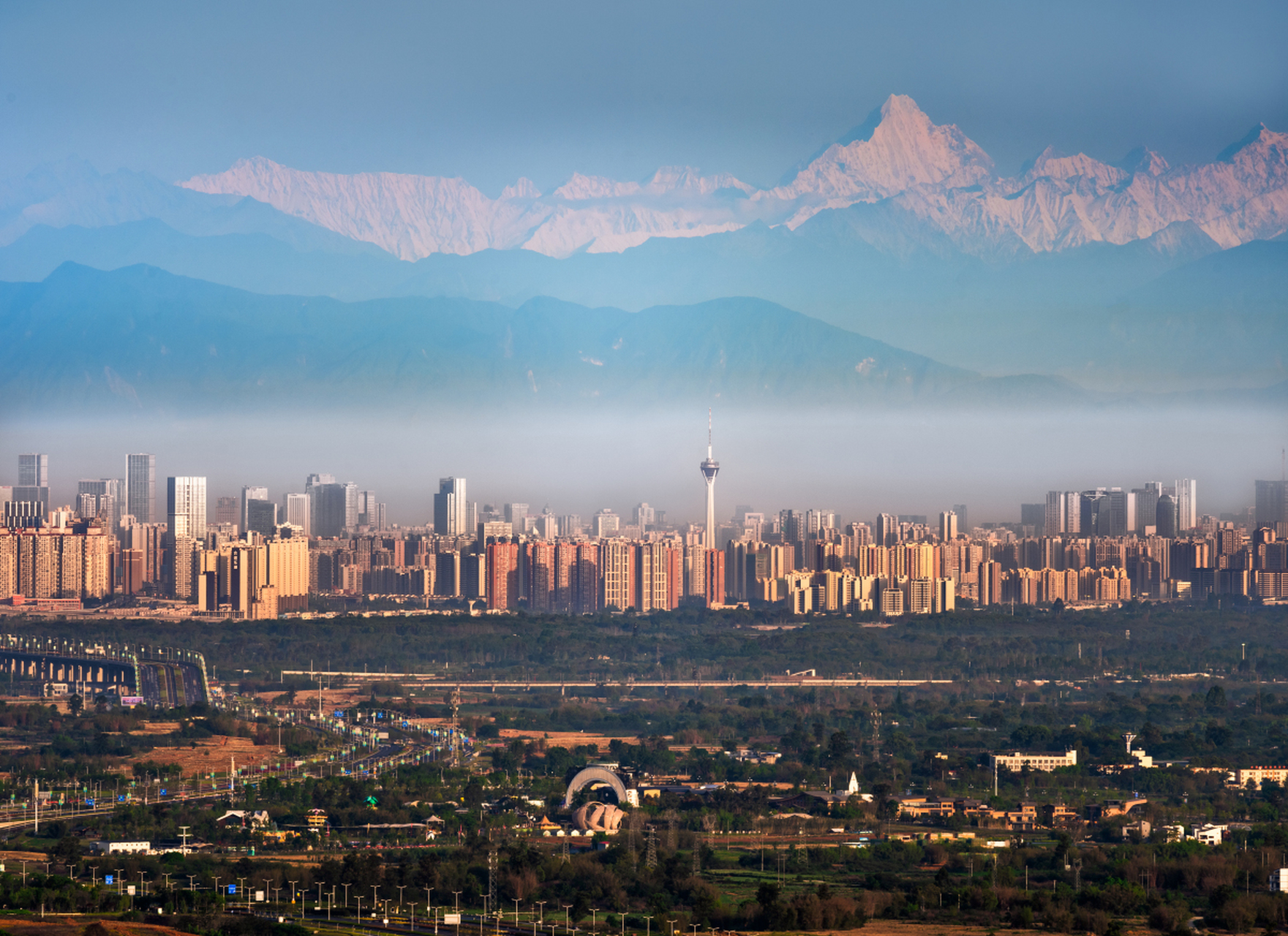 成都是个公园城市,雪山景色尤其美丽.