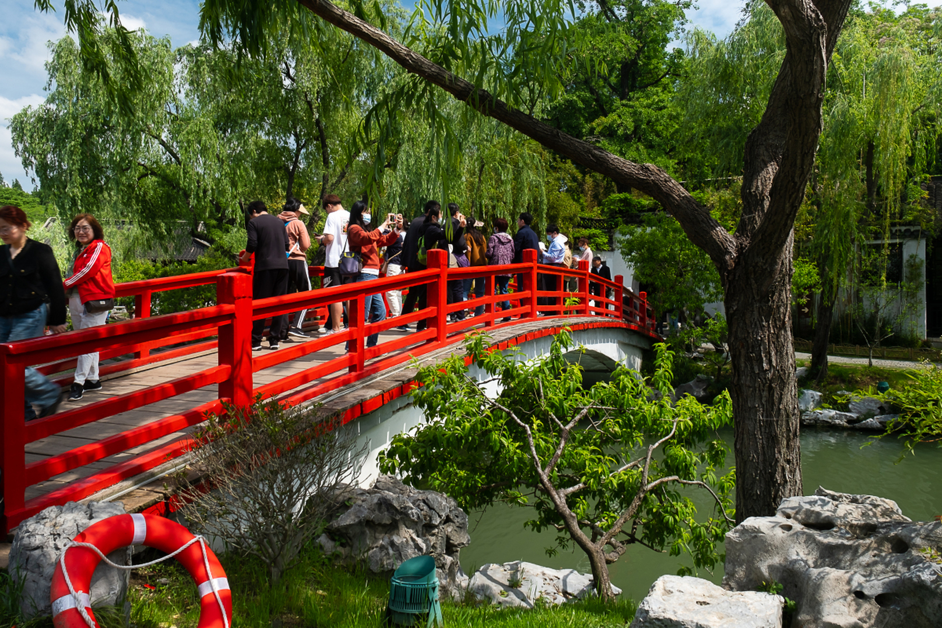 例如小金山,它是一处人工堆砌的小山丘,山上建有寺庙和亭台,供游客