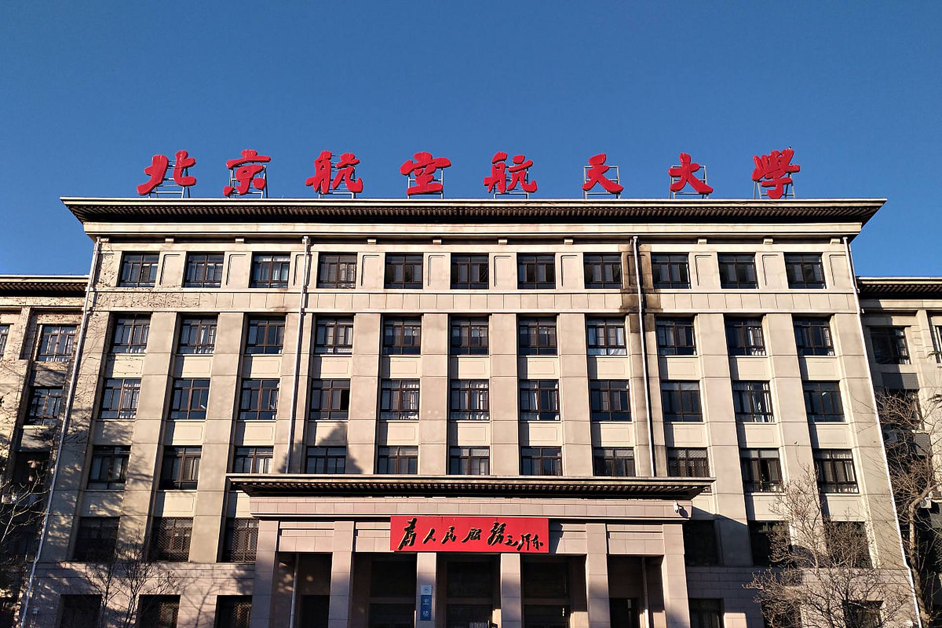 一旦考进大学,没了家长,老师和学校的监督,如脱缰野马一般在荒原上