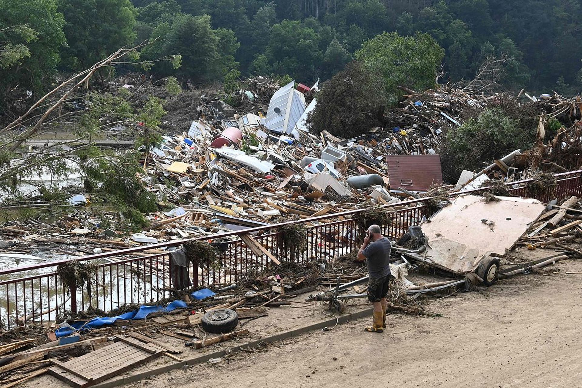 大连遭受3.2级地震袭击,全城震感不已.