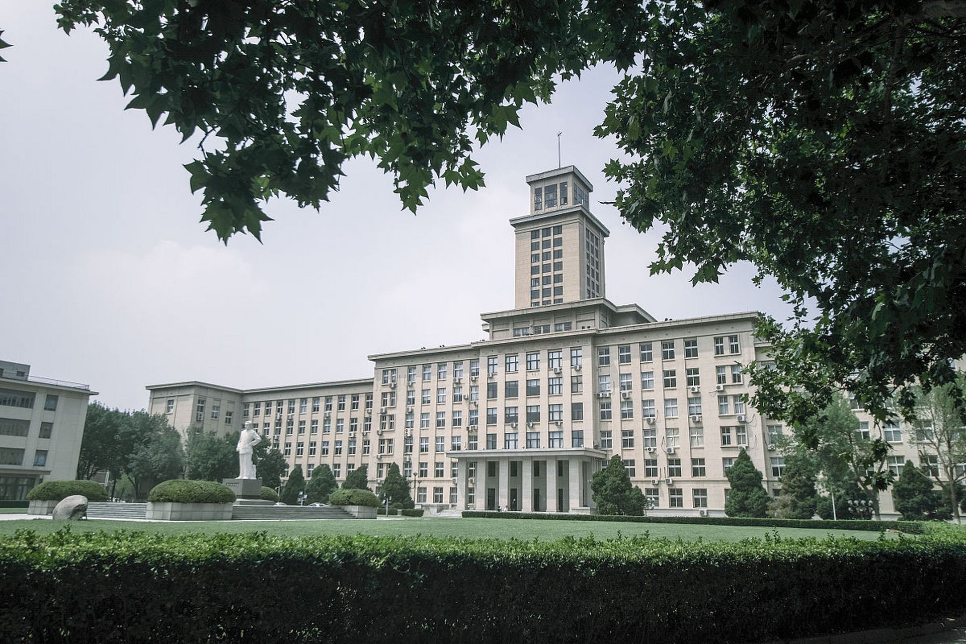 复旦大学一日游攻略:早晨可探索光华楼的自然景观,感受学术殿堂的庄严