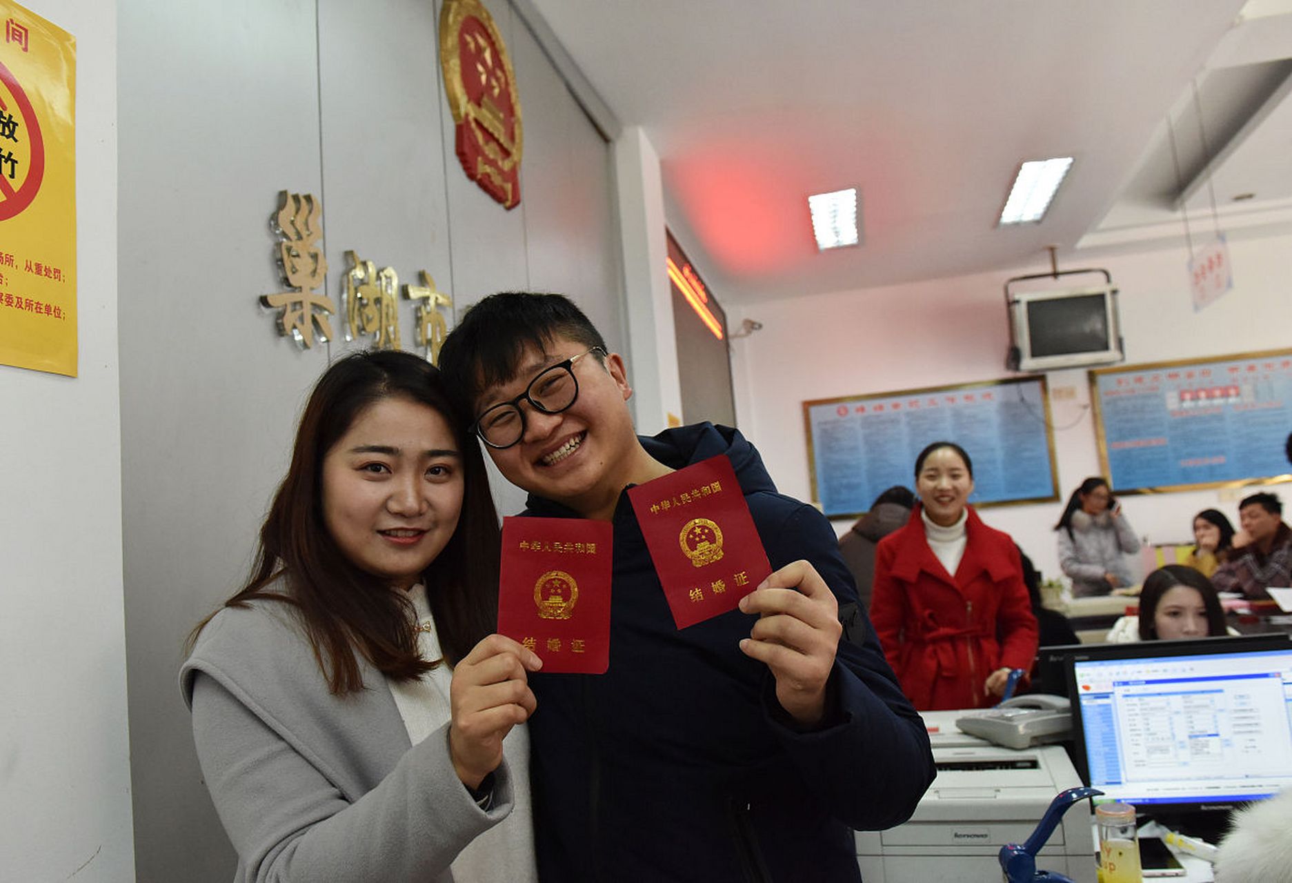 云南镇雄县罗坎镇一名男子在网上爆料,称其前往罗坎镇便民服务中心