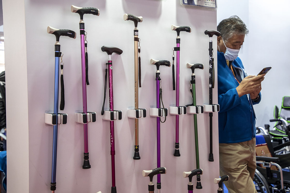 老龄化的生意经:开一家拐杖店