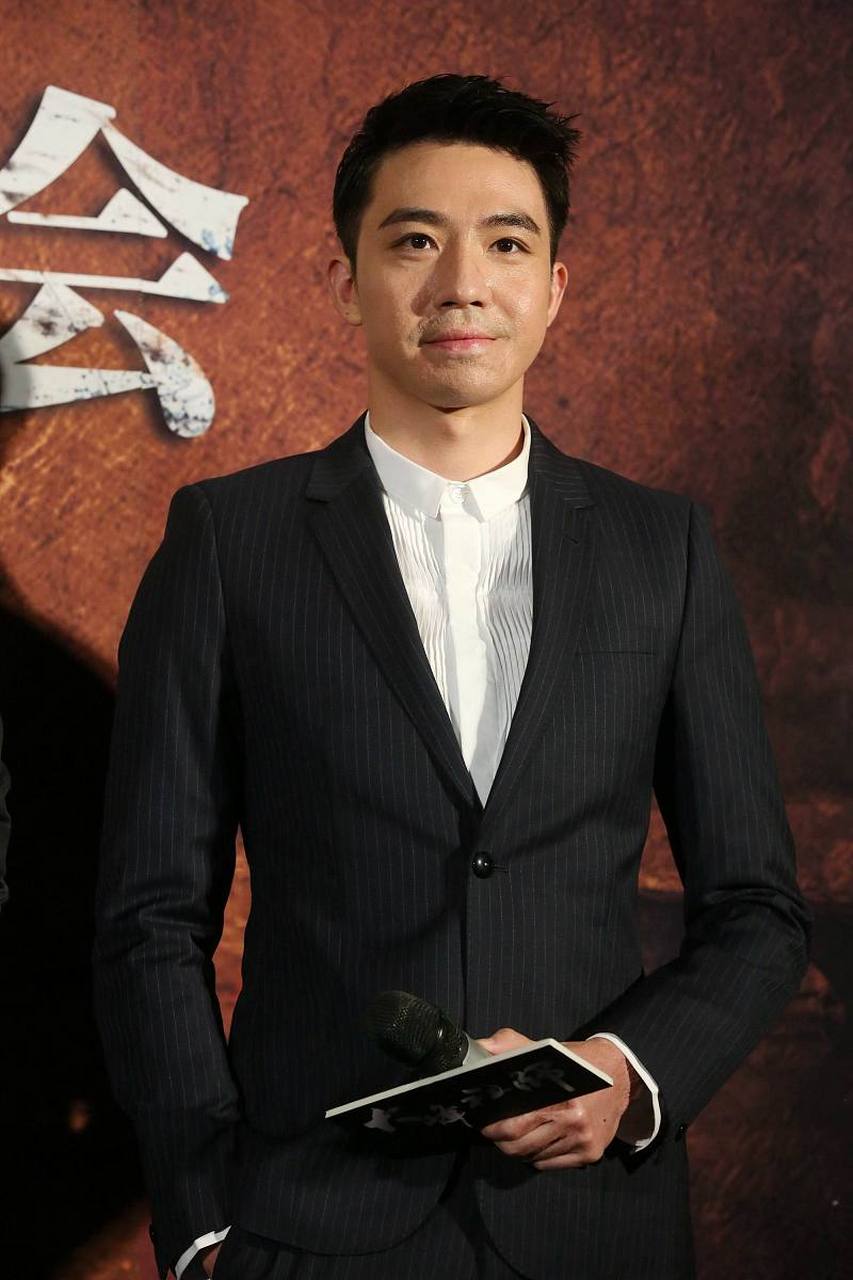 2017年,俞灏明在机场偶遇了刘烨,就开心的飞奔过去打招呼,大喊:"哥!