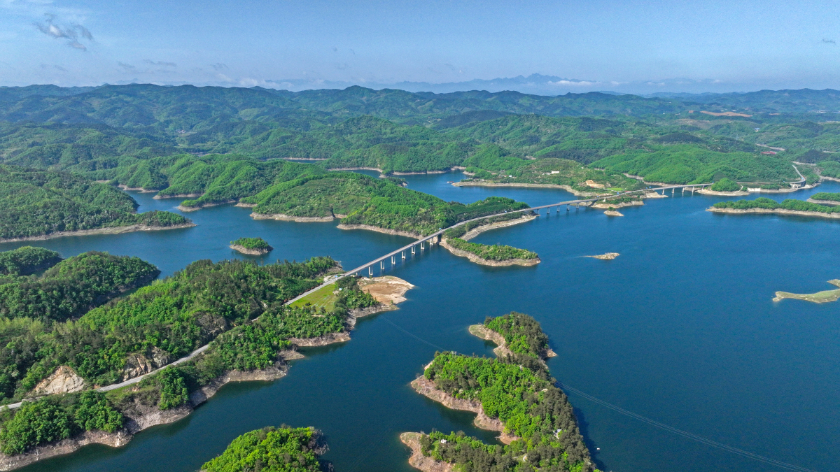 它位于重庆市长寿区境内东北部,地跨长寿区和垫江县,是西南地区最大的