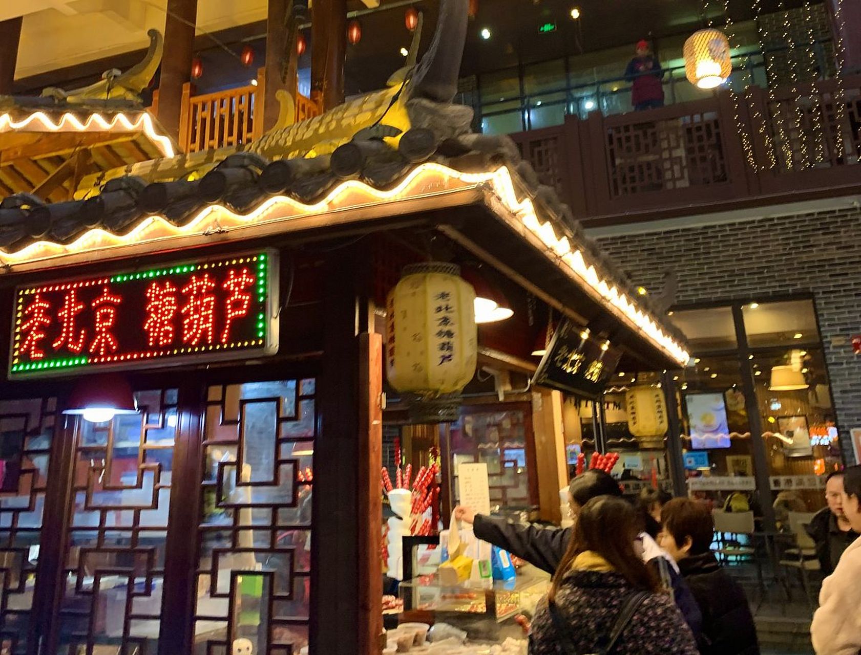 百井坊巷美食街 这条坐落在市中心黄金地段的路,一头聚集了杭城众多的