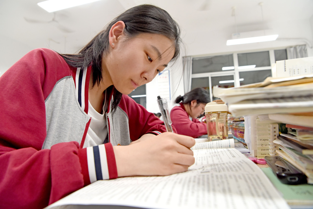 那天午休,几个老师撞见他躲在角落刷物理题,草稿纸堆得比作业本还高