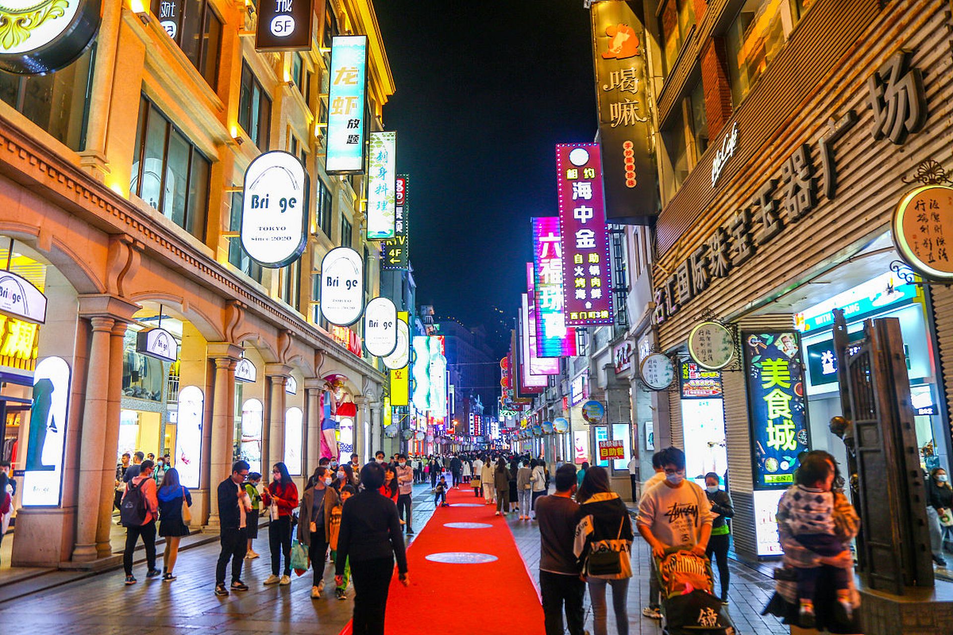 广州2日游必去的地方包括广州塔,陈家祠,沙面和上下九步行街