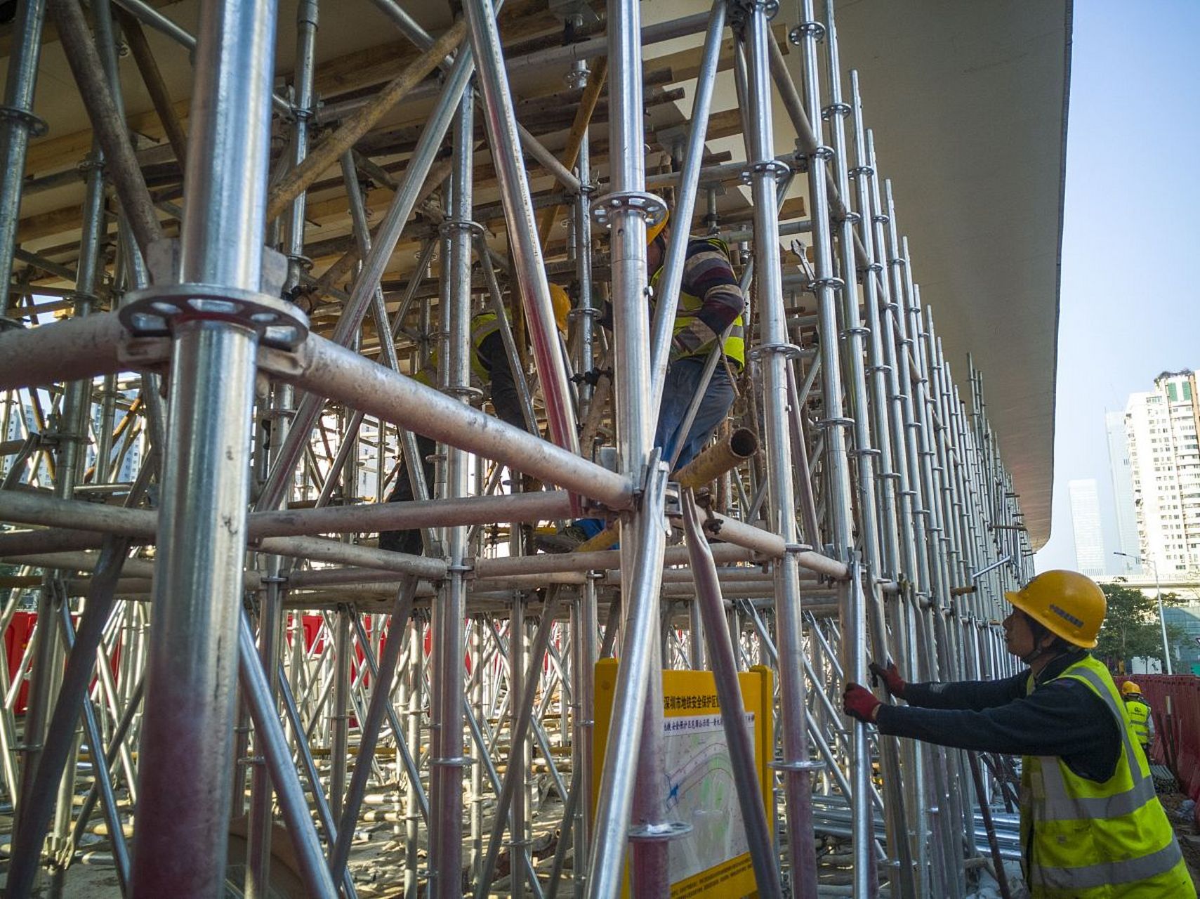 扣件式钢管脚手架安全管理技术交底内容: 1.