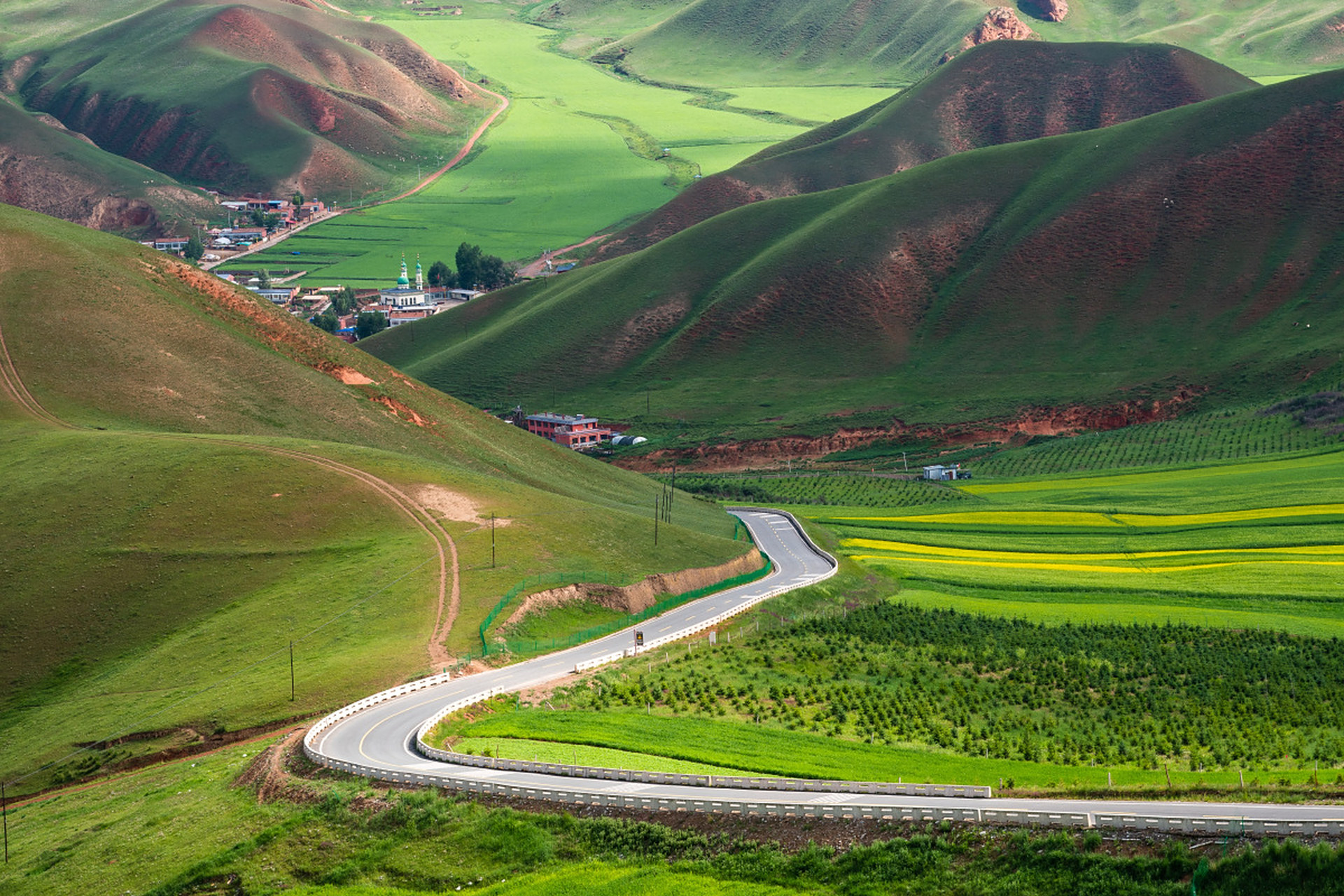 1723年,岳钟琪征讨罗卜藏丹津.  军队行进在崇山峻岭之间.