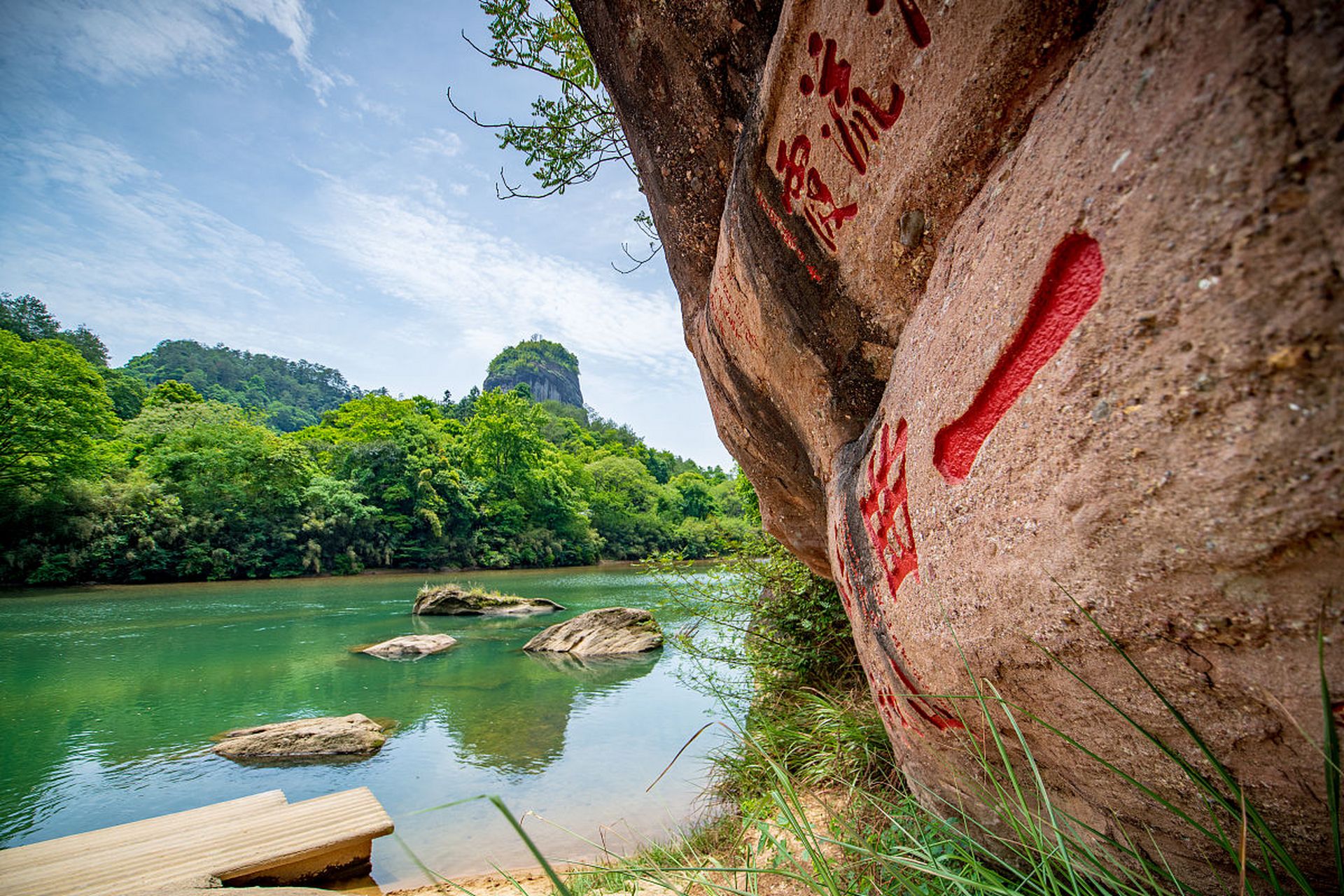 冠豸山位于福建省龙岩市连城县,以其独特的山水风光和深厚的客家文化