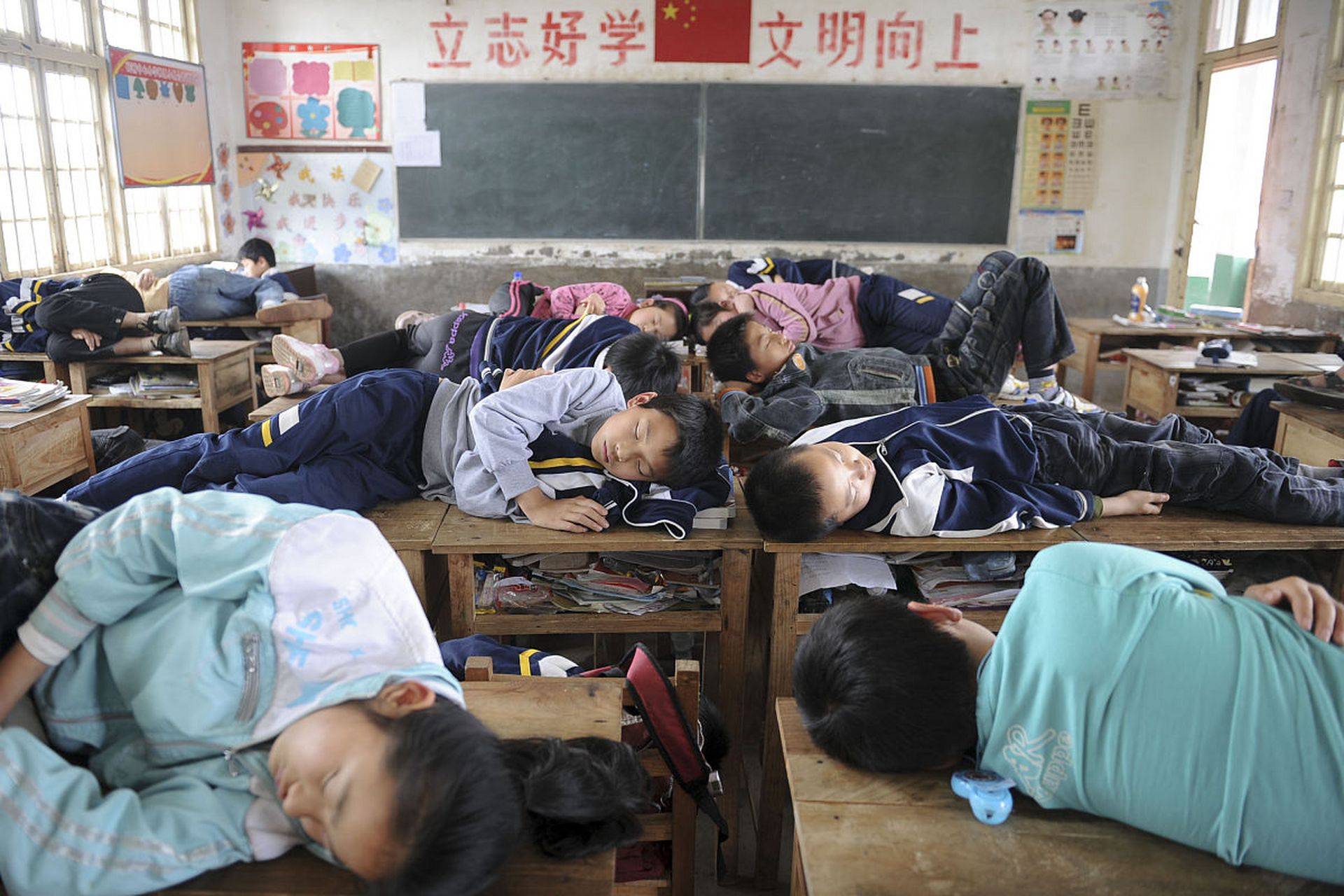 广西玉林市陆川县文昌中学向学生收取午休费引争议,家长质疑费用合理