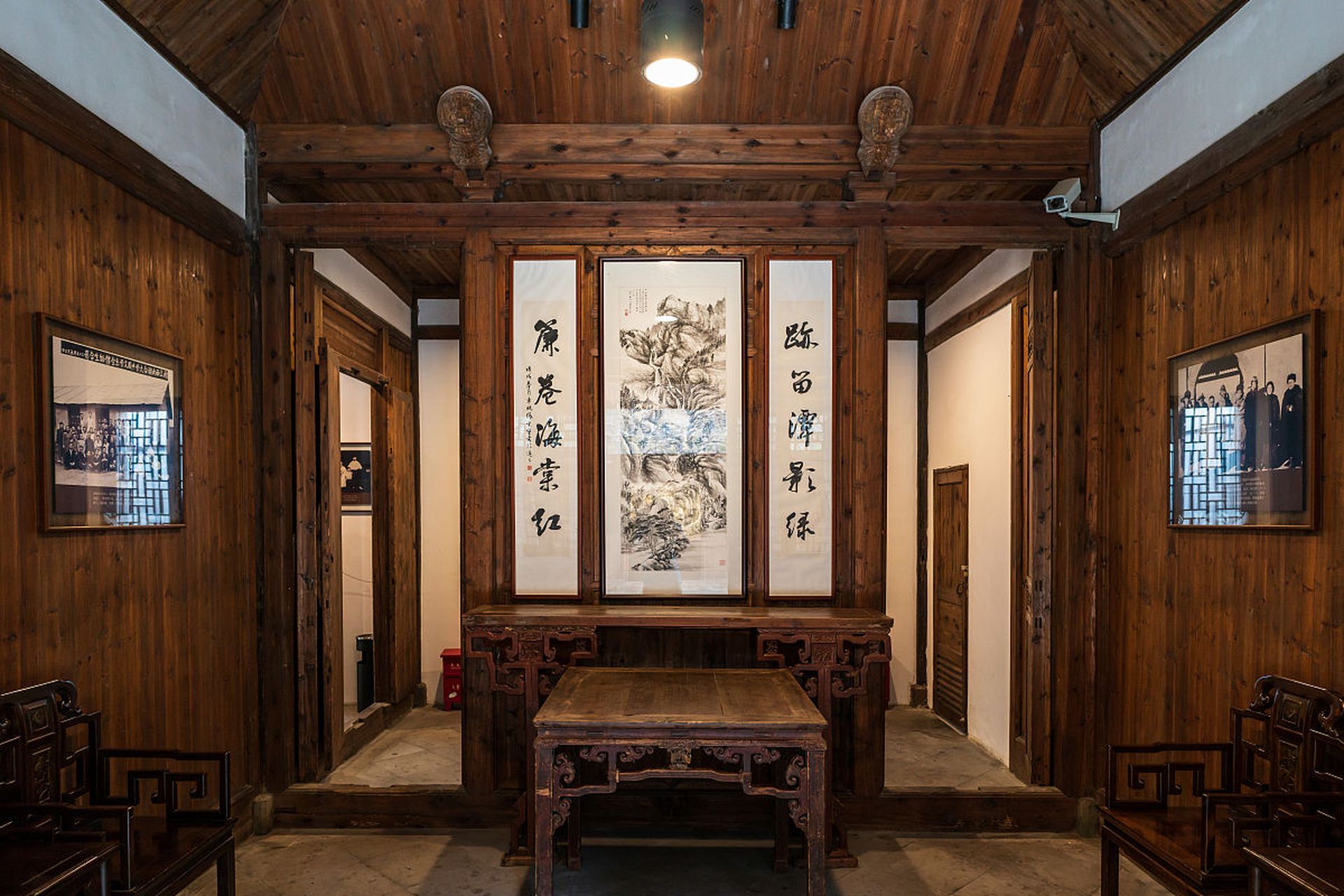 古代中堂的布置遵循对称原则,以中轴线为基准,家具,挂屏,书画等,都以