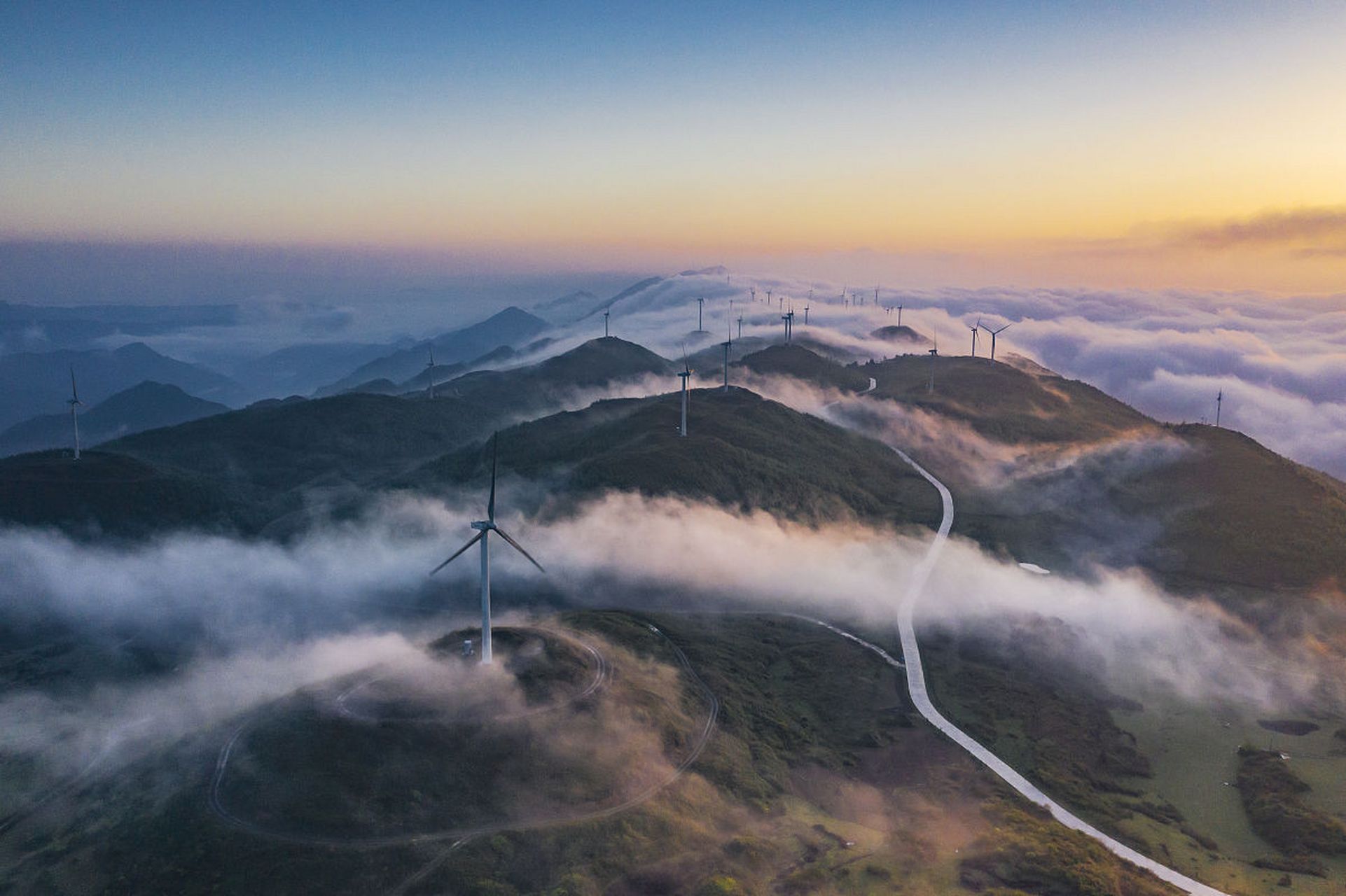 齐岳山,位于恩施利川市西部,是中国南方最大的山地草场,处处一派异国