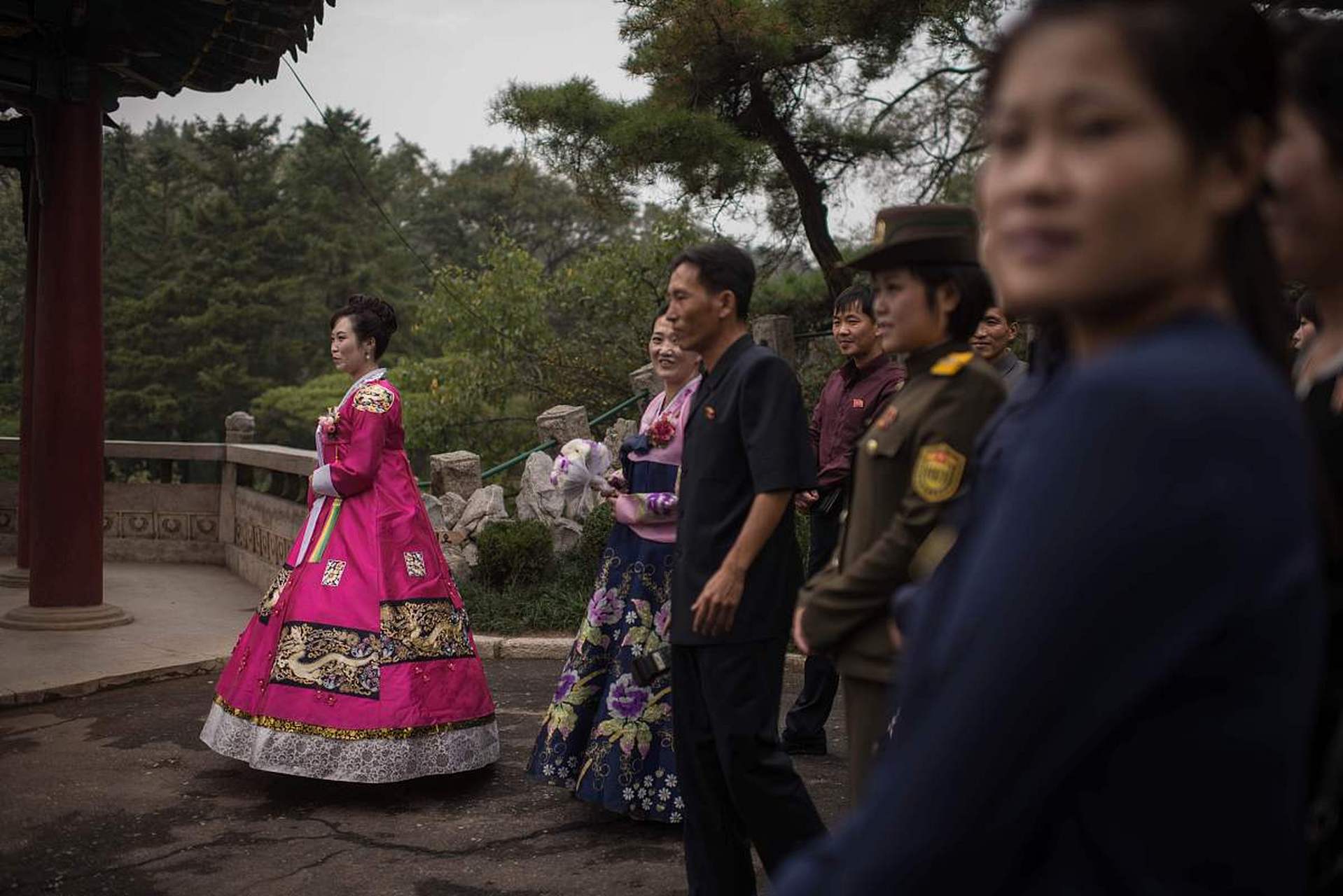 如果走进平壤,会发现新郎的婚服有迹可循:兵哥哥穿军装;机关小哥穿