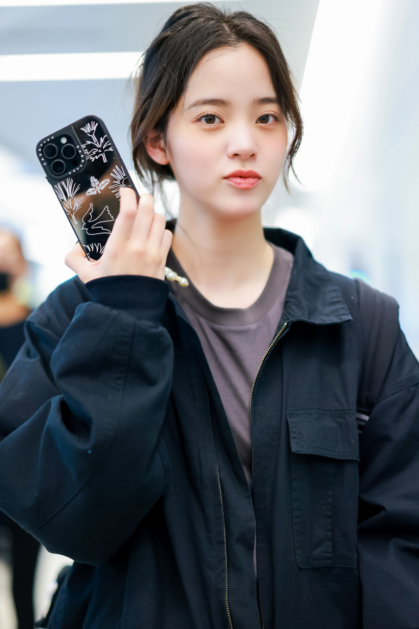 欧阳娜娜提前一年从伯克利毕业,展现了她对音乐的执着和才华.
