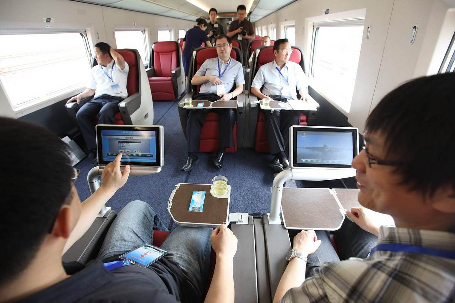 周末跟同事出差,我们坐的是高铁.