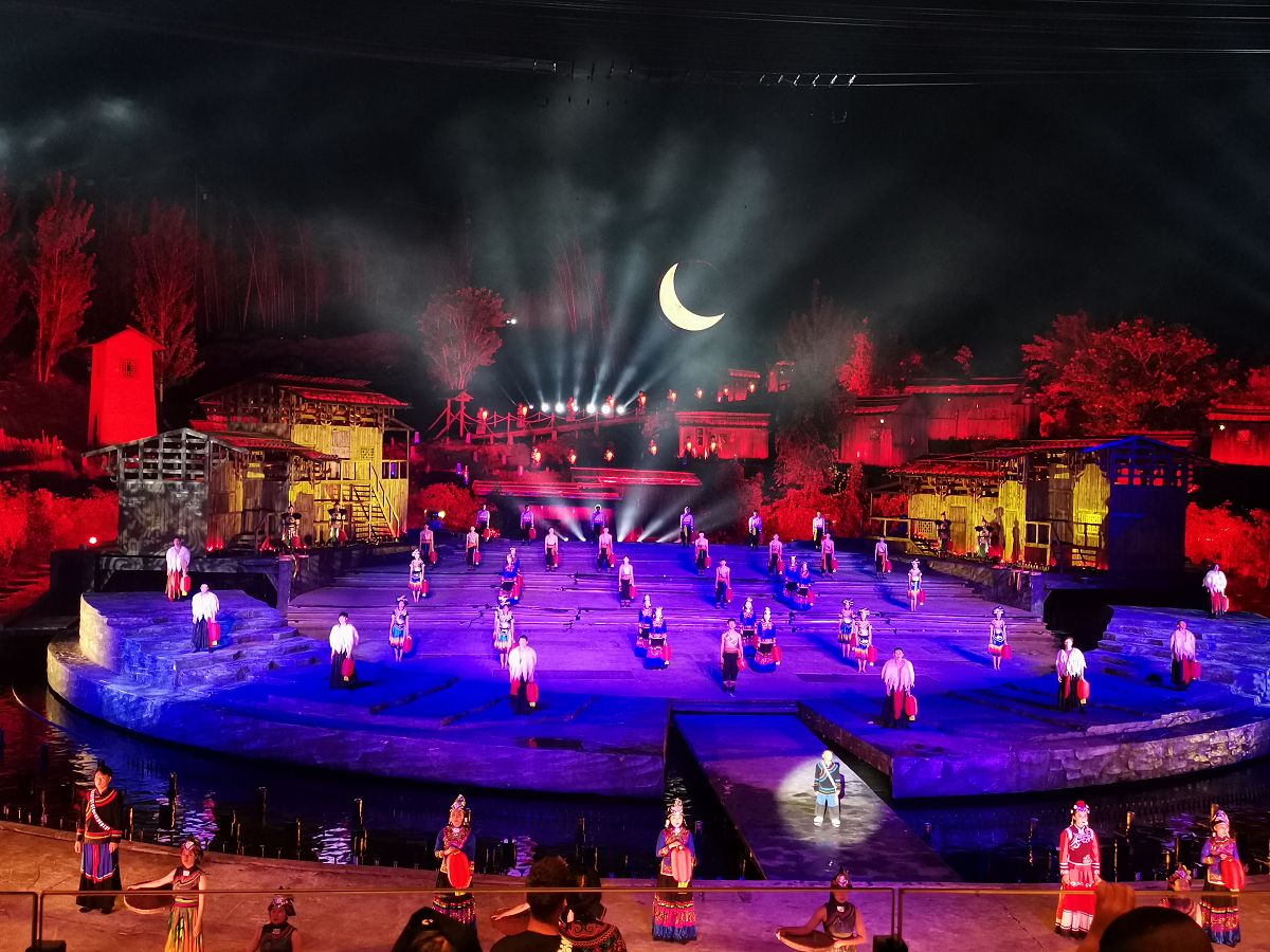 阿惹妞民俗村寨旅游景点,以其独特的特色和精彩的演艺而闻名于世