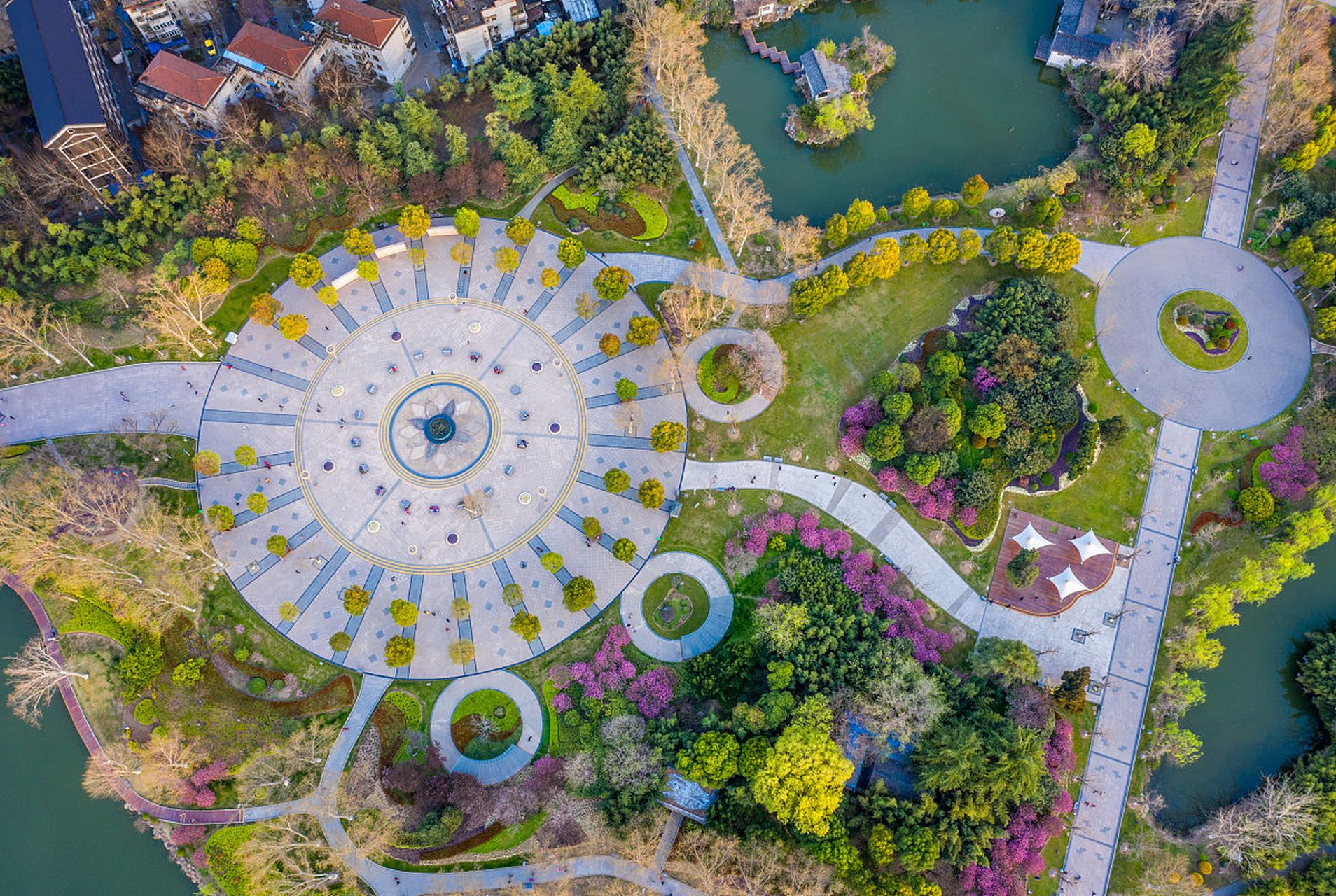 坐落于四川省成都市武侯区金花桥街道新苗社区的天府芙蓉园,以其独特