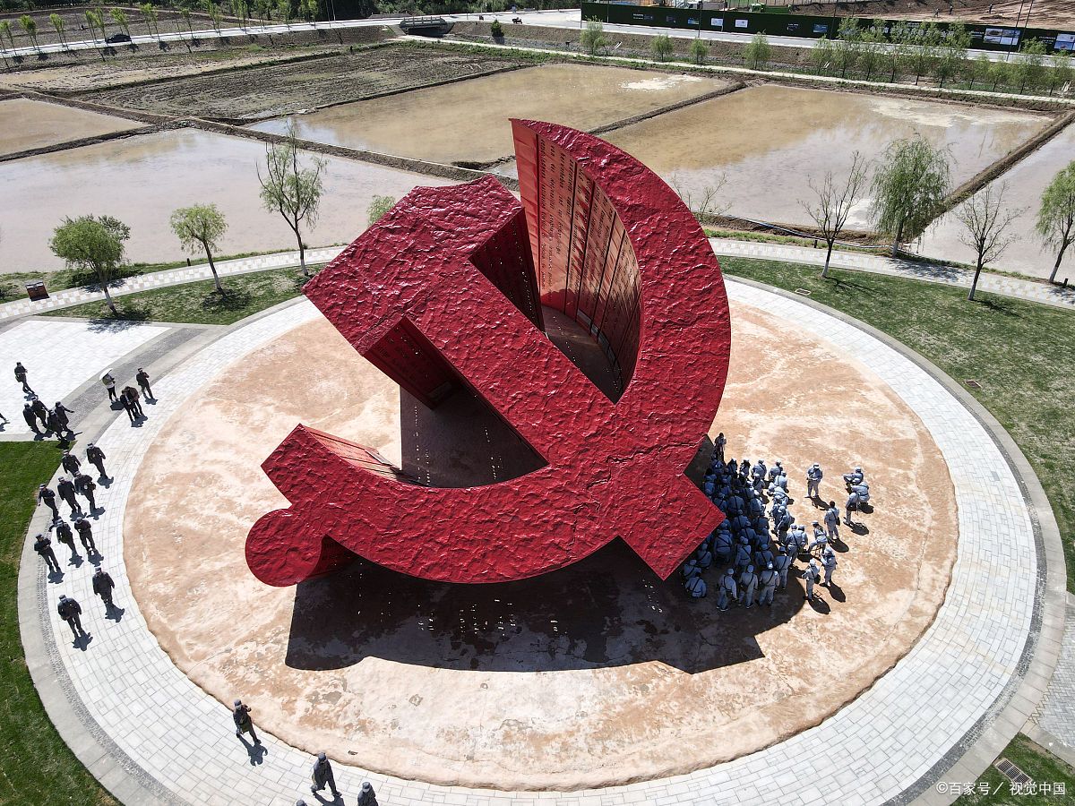 是南泥湾红色文化小镇的地标性建筑之党徽雕塑陕西家乡红色地标,图片