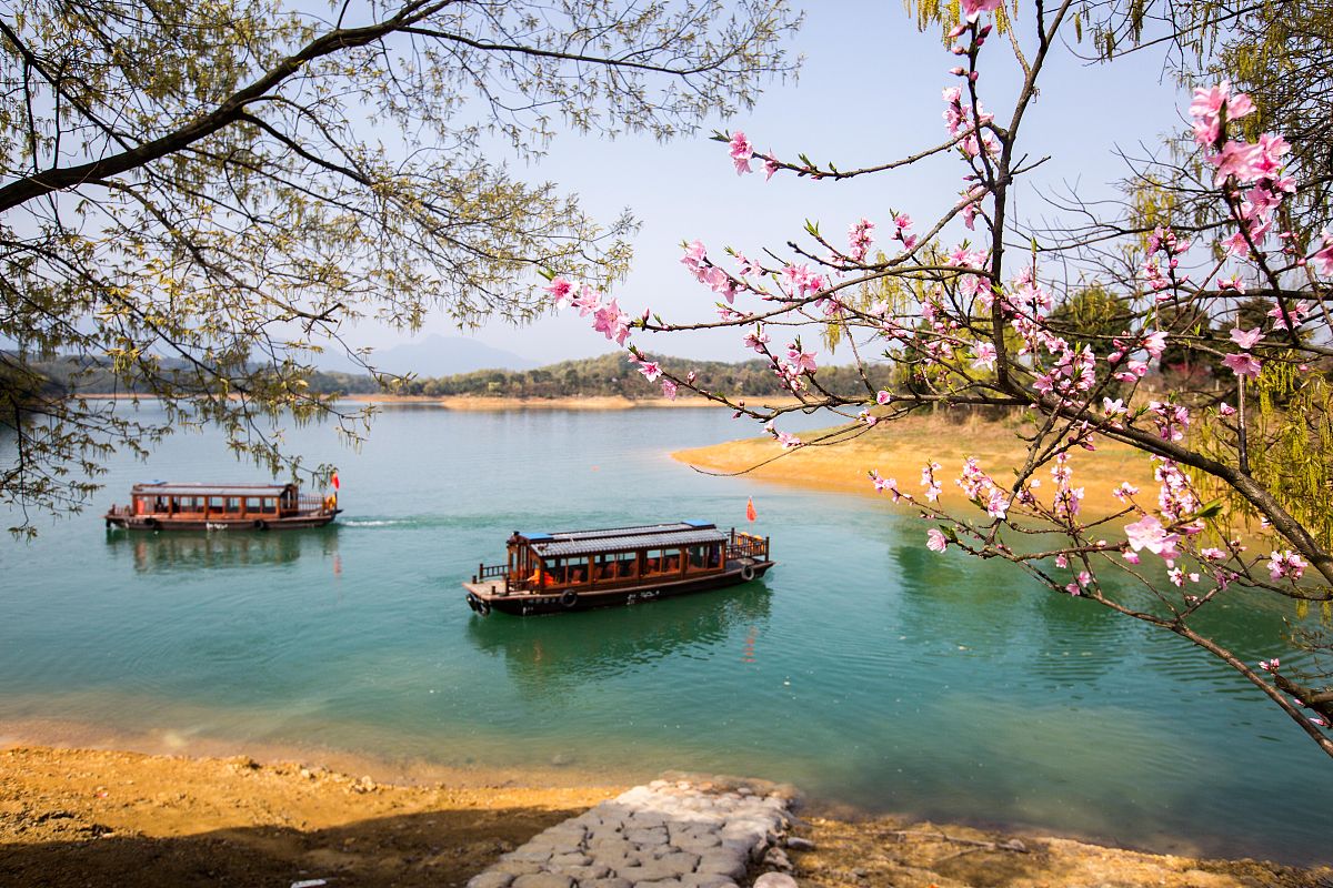 海湾景区位于江西省九江市武宁县,是一个风景秀丽,空气清新的旅游胜地