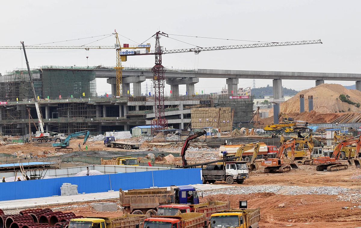 广东东莞,有一名男子跟朋友在天台上玩航拍的时候,拍到了工地吊塔上一