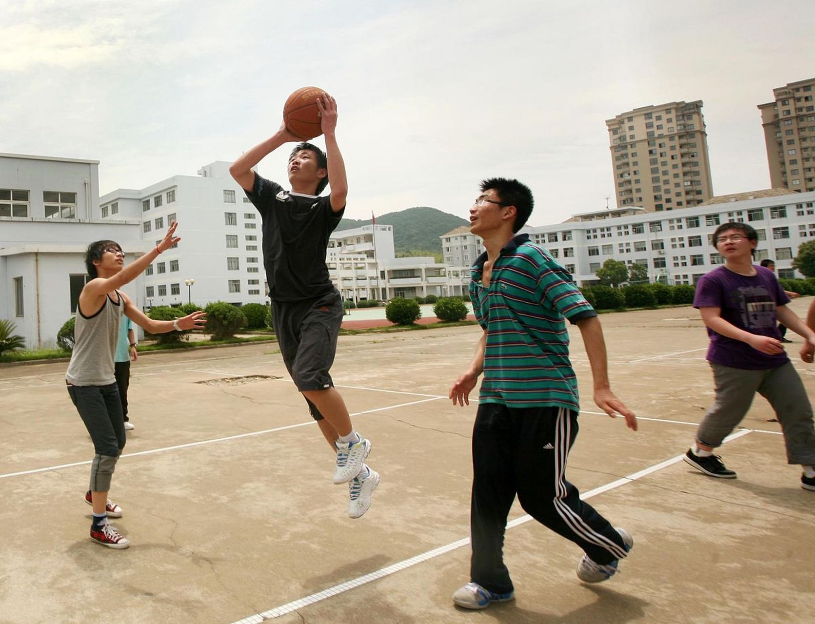 篮球翻腕规则是运球过程中的重要规则,涉及手部动作