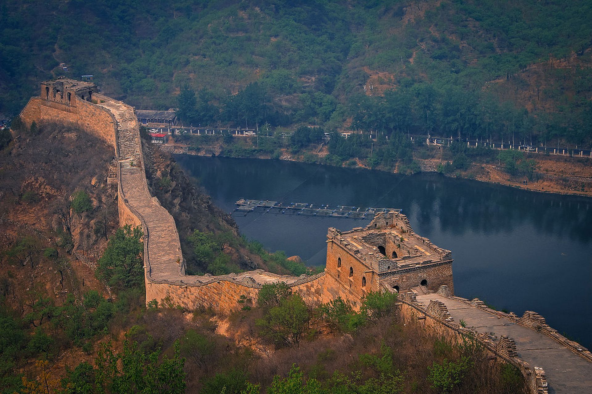 黄花城水长城:位于北京市怀柔区,是长城的一段,因水穿长城而闻名.