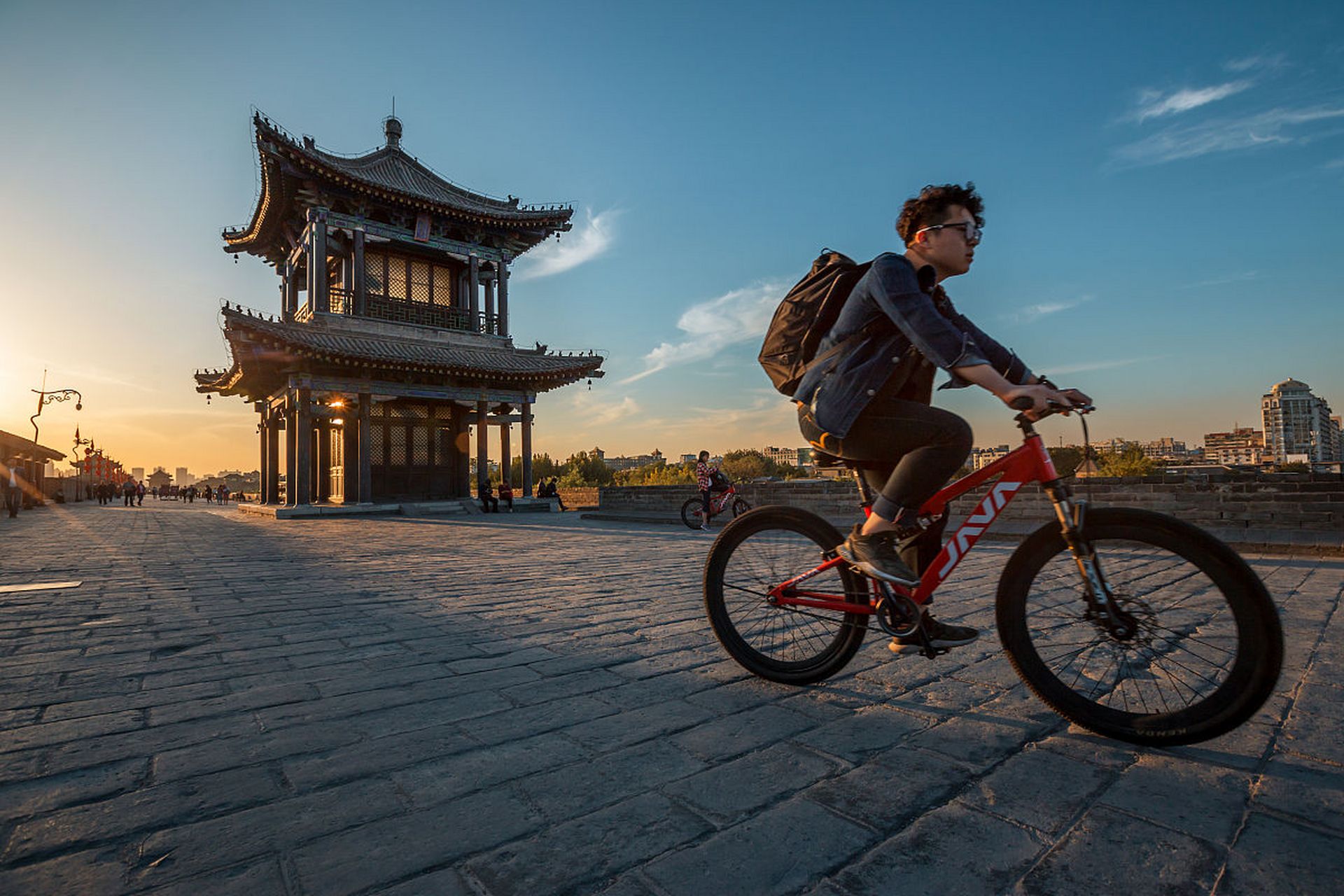 穿越时空的旅行# 在西安的古城墙骑行,仿佛穿越了时空,回到了那个