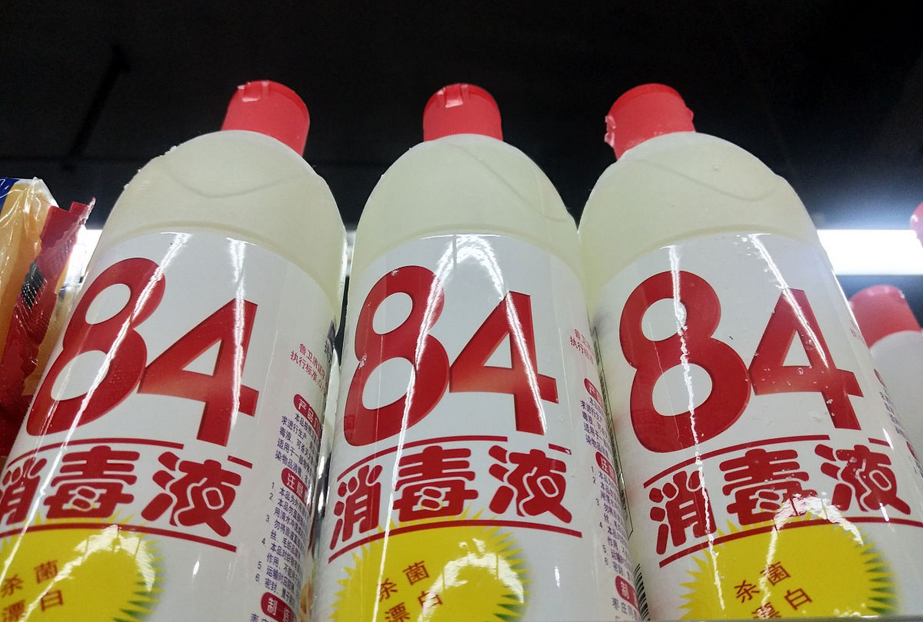 含有盐酸的洁厕灵和含氯消毒剂(如84消毒液,漂白粉)混用会产生氯气,对