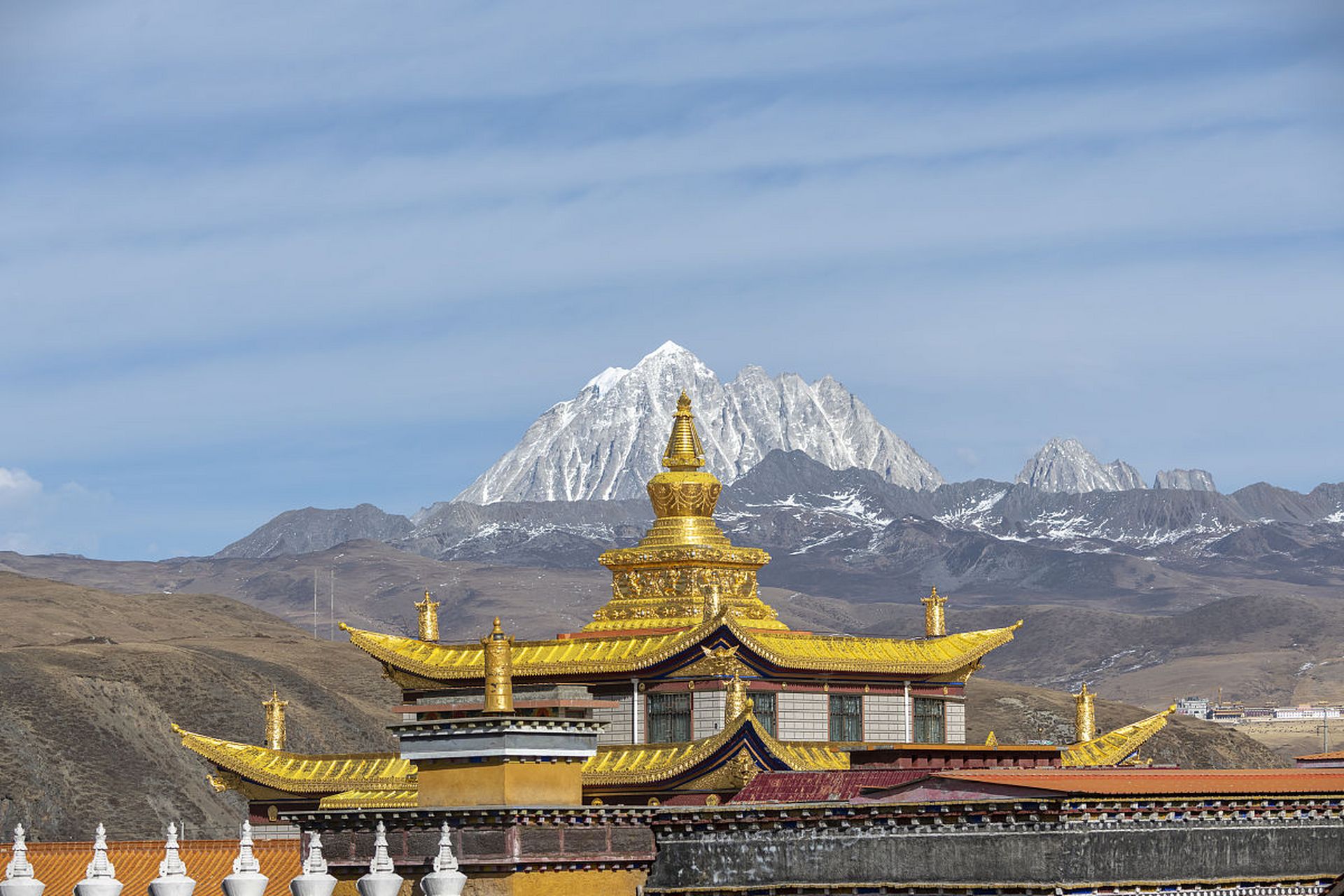 清晨,我与队伍一起踏上了前往雅拉雪山的征途.