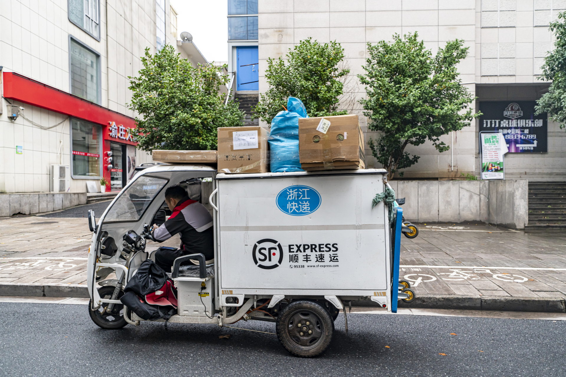 顺丰运作员负责从客户寄件到快件最终送达的整个流程,包括确认信息,收