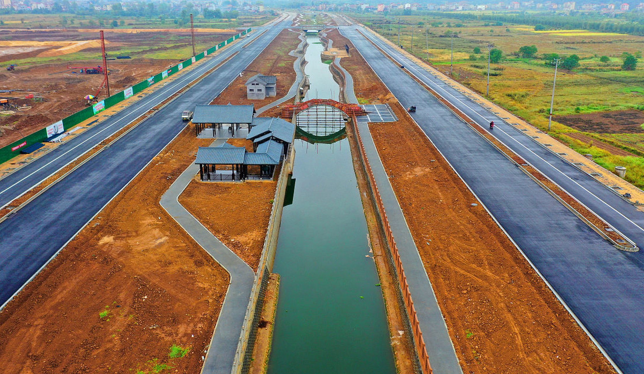 34亿的金水河整治项目,贴大理石只是其中景观河段的步行道区域,这块