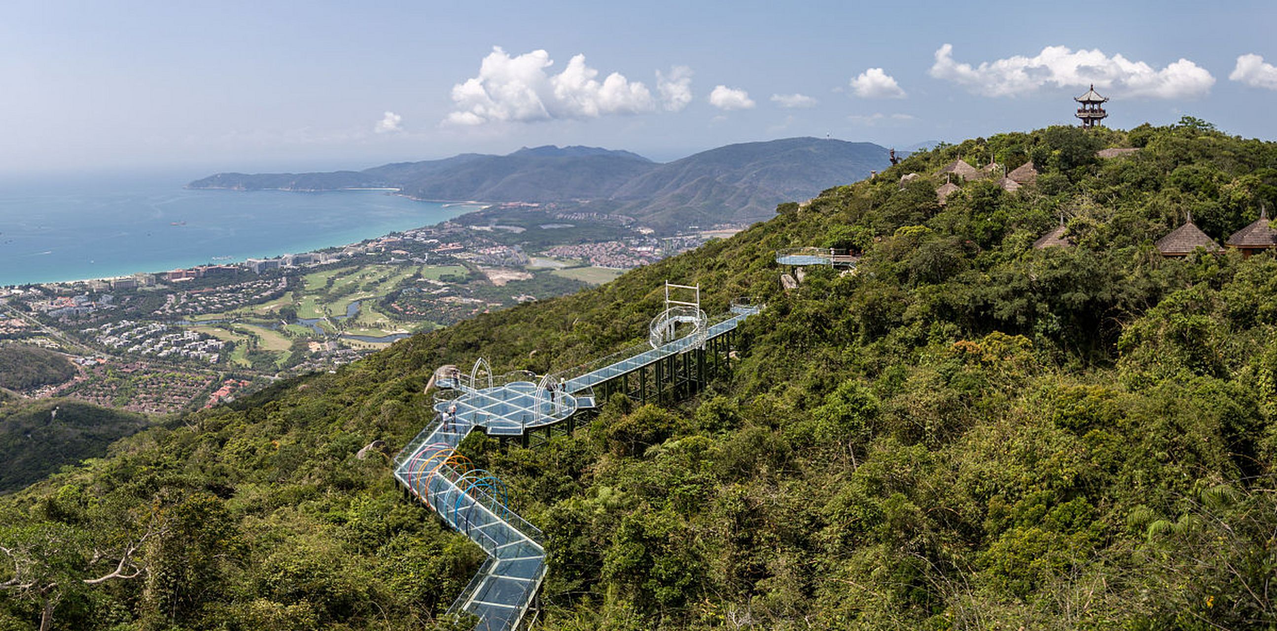 三亚亚龙湾森林公园是一个位于中国海南省三亚市的旅游景区,拥有独特