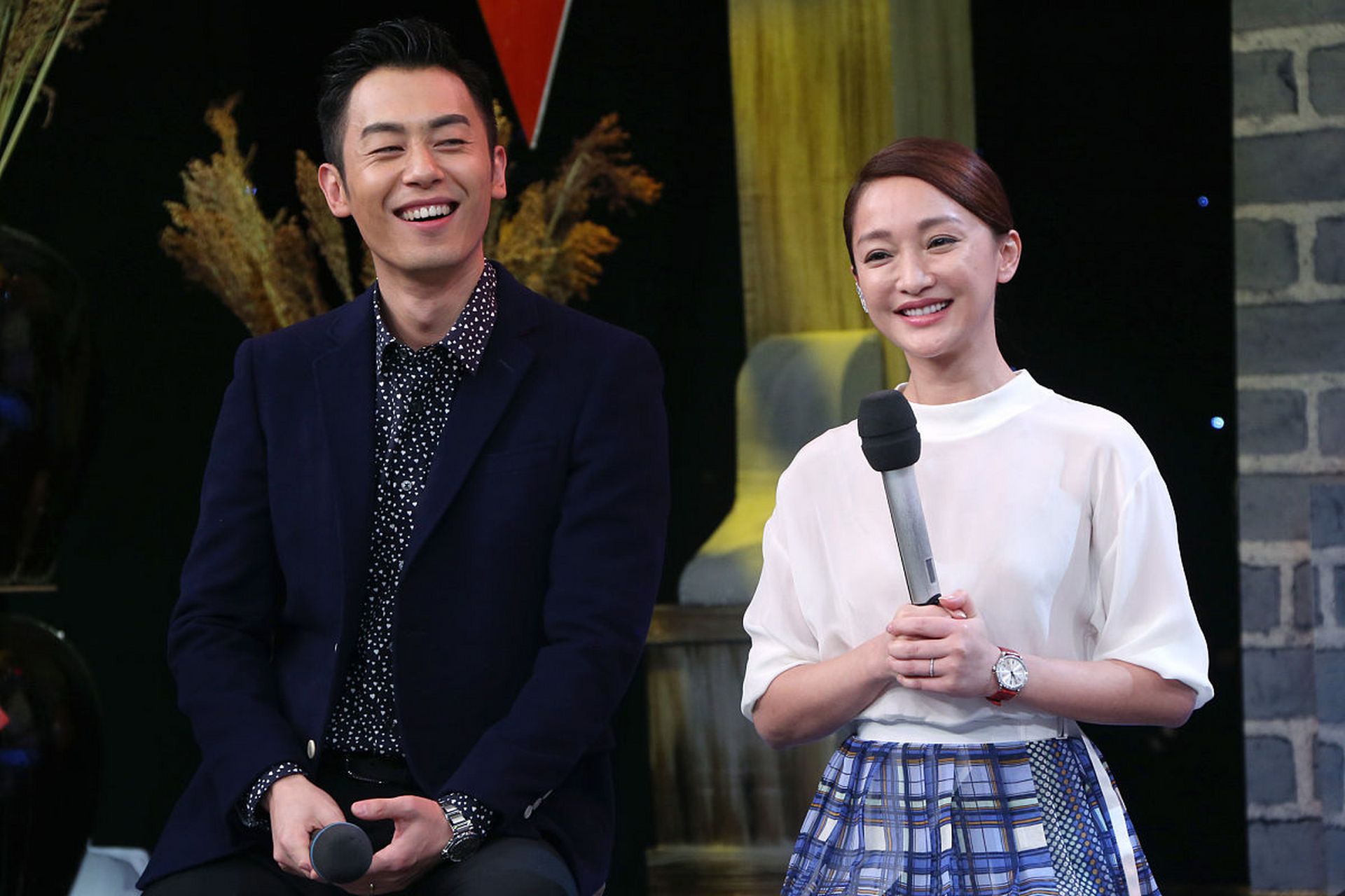 2012年,拍摄《红高粱》中的高粱戏时,160斤的朱亚文把80斤的周迅扛