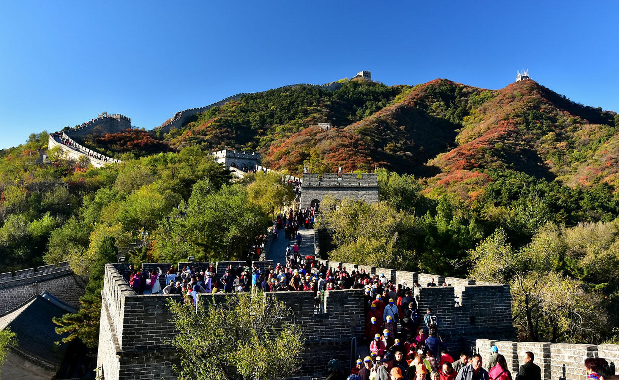 五一假期,八达岭长城游客爆满,人流如潮.