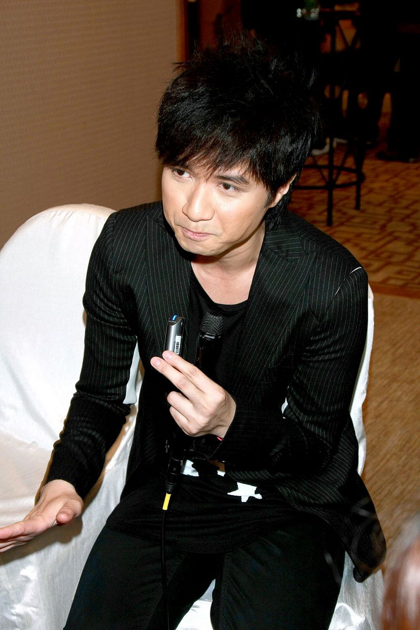 古巨基,一位著名的歌手和演员,最近升级当爸,迎来了他的第三个家庭