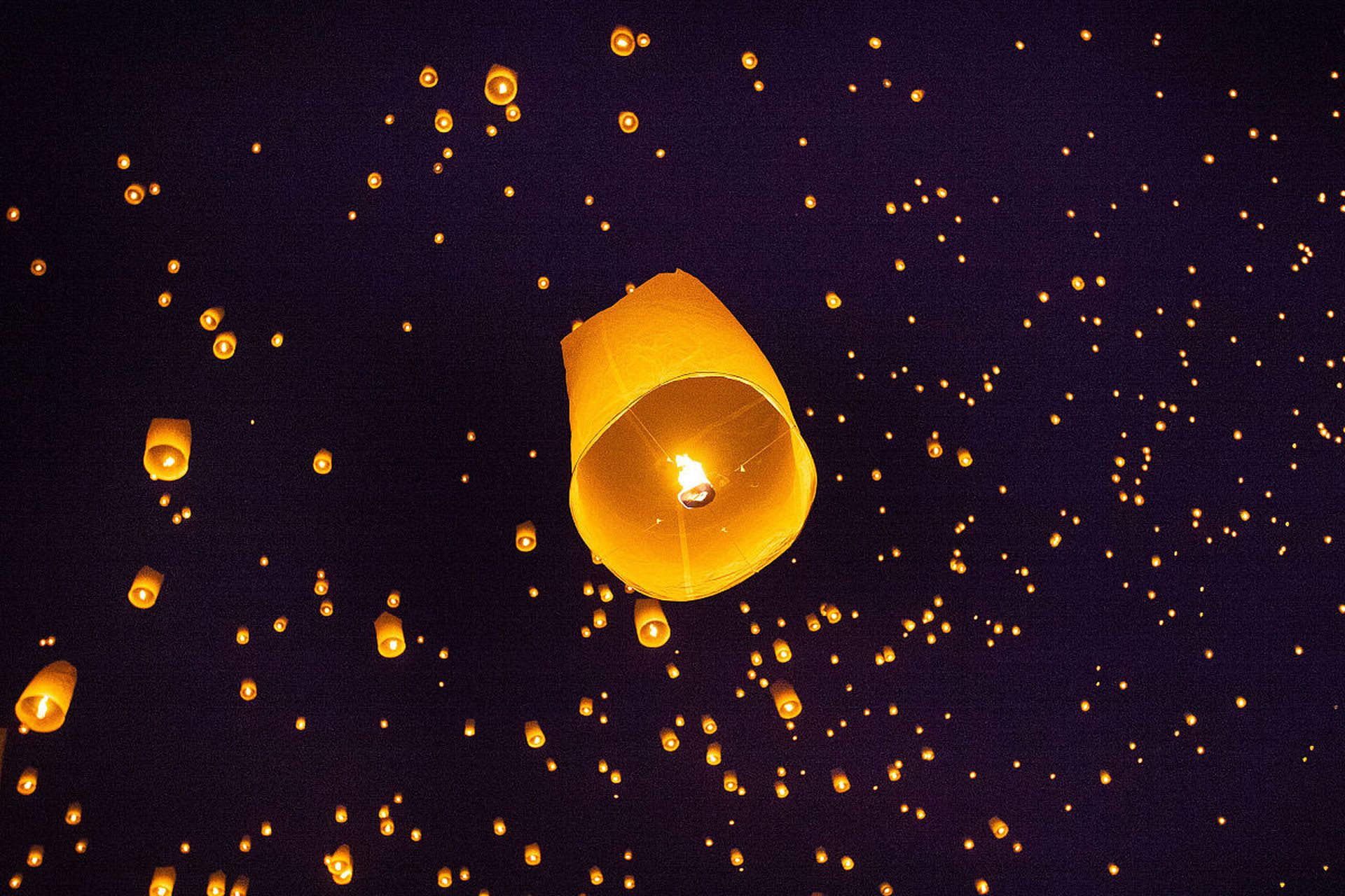 人们通常在孔明灯上写下新年的愿望,寓意着新的一年能够实现心愿.