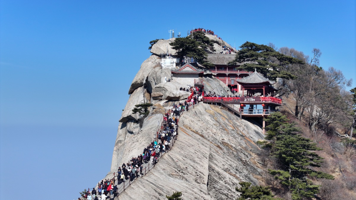 泰山,作为五岳之首,不仅有着雄伟壮观的山川美景,还承载着深厚的历史